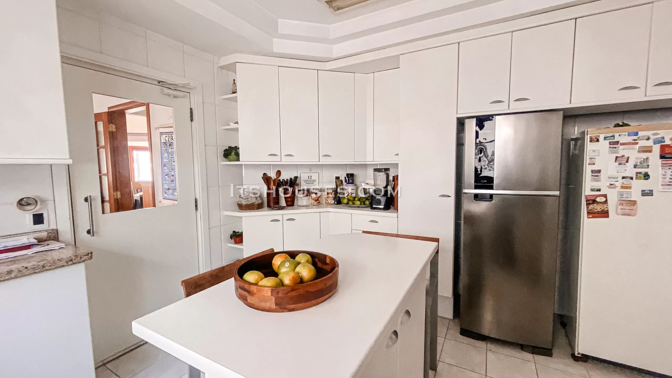Cozinha e área gourmet casa à venda ou para alugar em Alphaville Residencial 2, Alphaville, Barueri — 4 suítes, 1190 m² — imagem 3 de 35