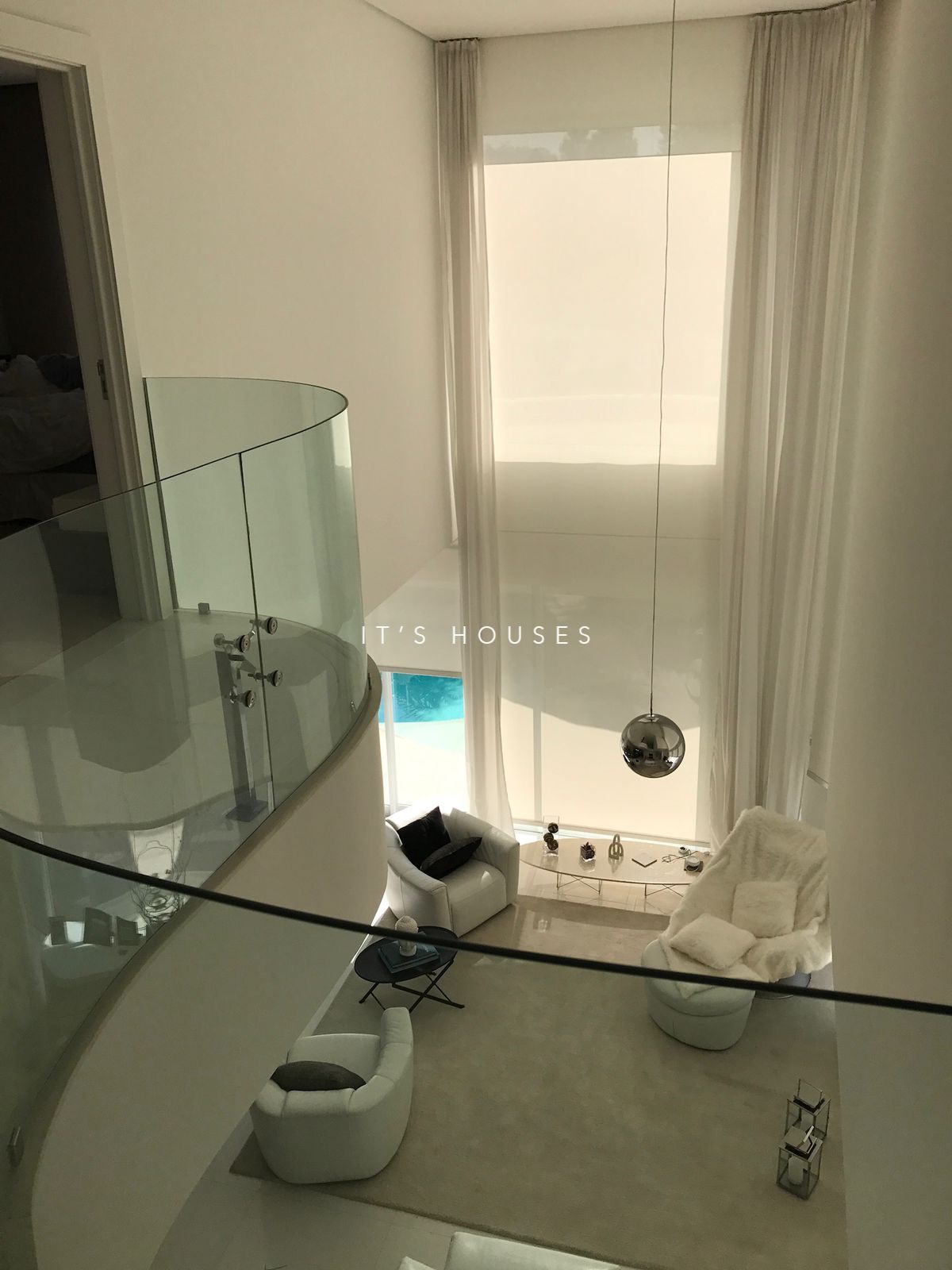 Sala de estar casa à venda ou para alugar em Villa Solaia , Alphaville, Barueri — 3 suítes, 500 m² — imagem 2 de 3