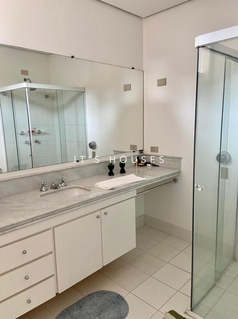 Cozinha e área gourmet casa para alugar em Tambore 3, Alphaville, Santana de Parnaíba — 5 suítes, 900 m² — imagem 3 de 44