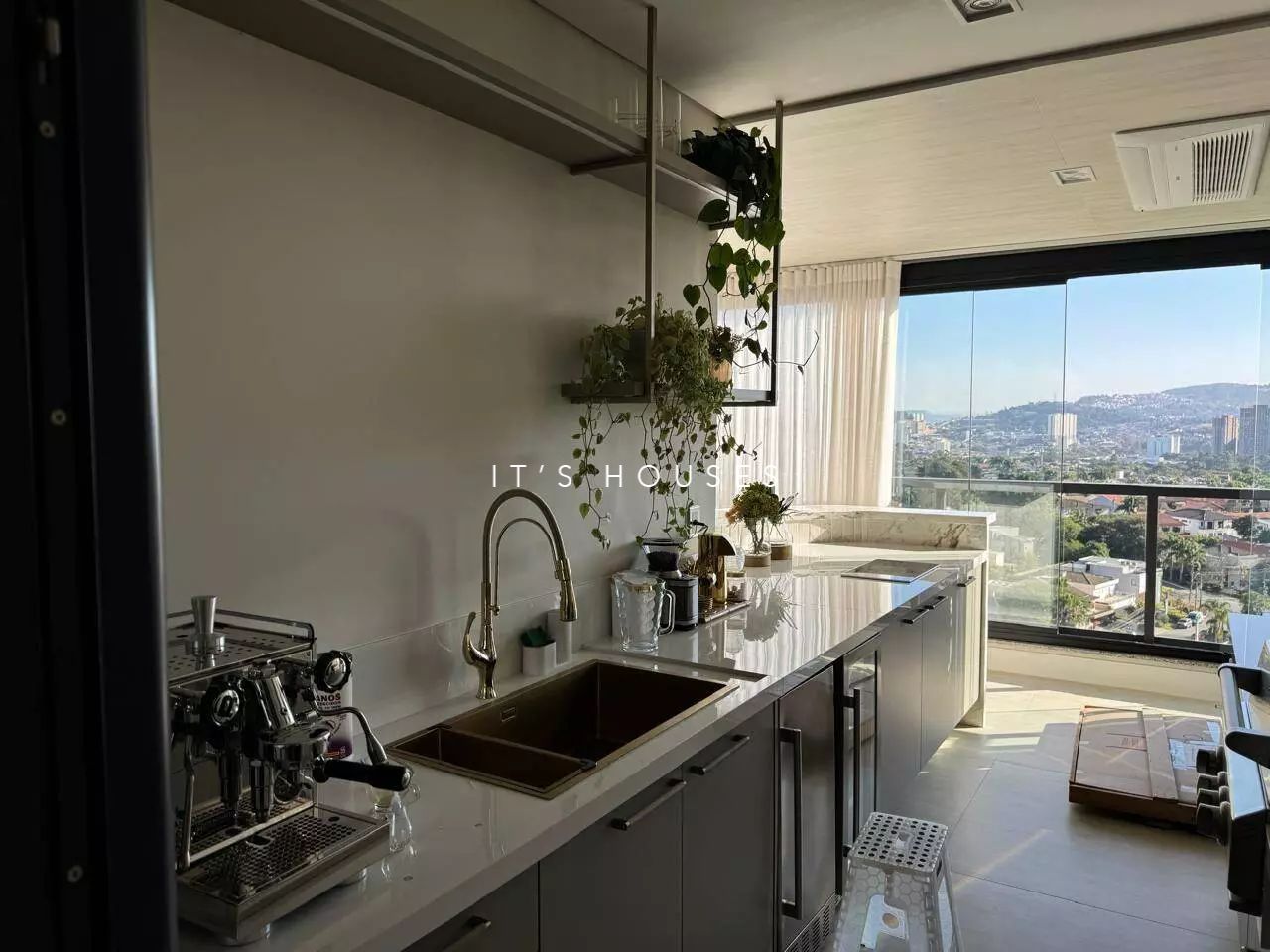 Cozinha e área gourmet apartamento à venda em Canvas Alphaville, Alphaville, Barueri — 3 suítes, 344 m² — imagem 3 de 11