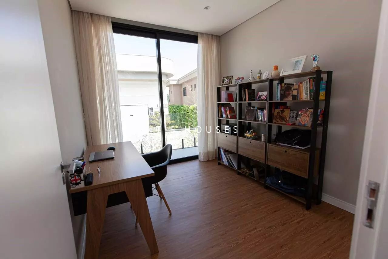 Piscina e área externa casa à venda em Alphaville, Santana de Parnaíba — 4 suítes, 400 m² — imagem 5 de 12