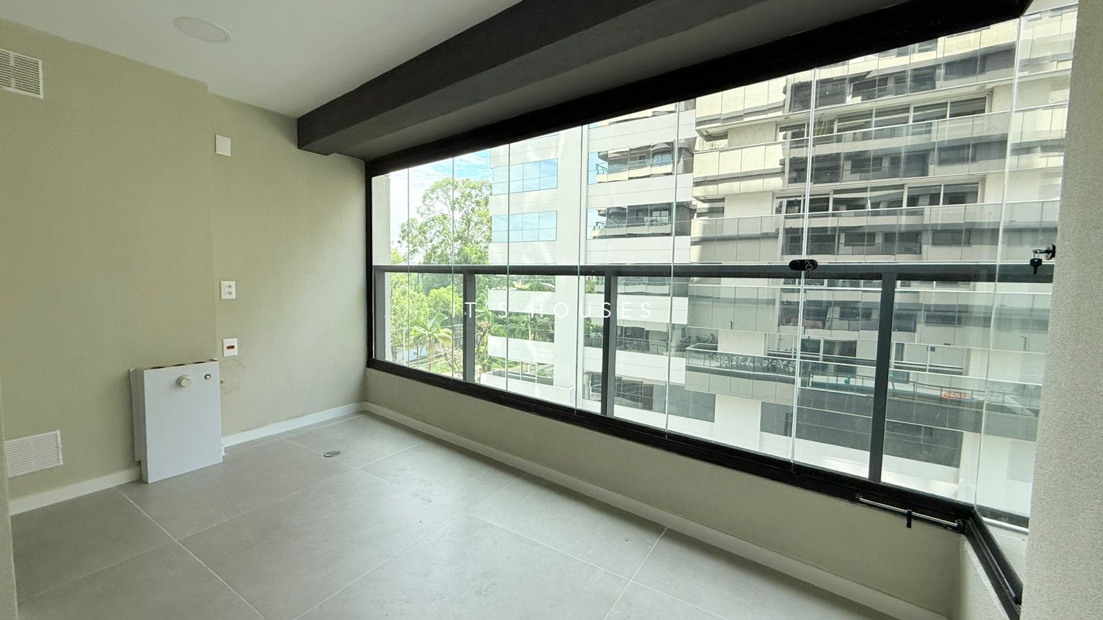 Sala de estar apartamento para alugar em Oka Mamore, Alphaville, Barueri — 1 suíte, 75 m² — imagem 2 de 5