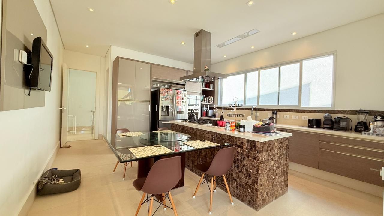 Cozinha e área gourmet casa à venda em Villa Solaia , Alphaville, Barueri — 4 suítes, 700 m² — imagem 3 de 27