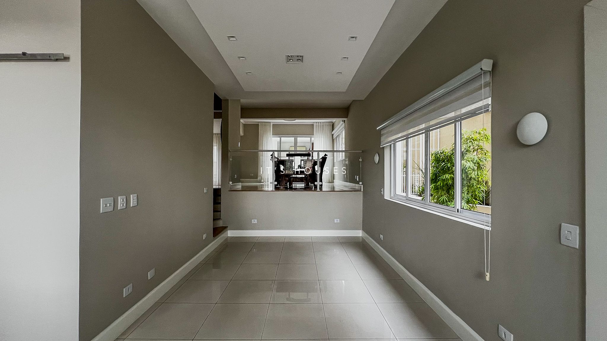 Sala de estar casa para alugar em Alphaville Residencial 6, Alphaville, Santana de Parnaíba — 4 suítes, 298 m² — imagem 2 de 23