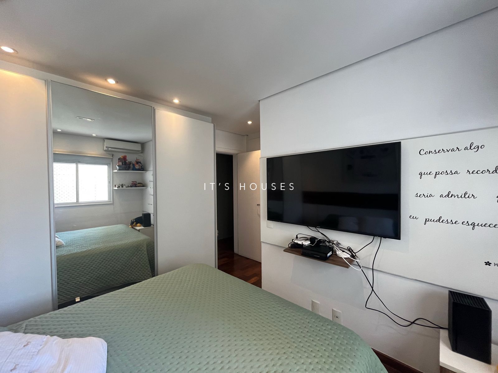 Sala de estar apartamento à venda em Essencia Alphaville, Alphaville, Barueri — 3 suítes, 212 m² — imagem 2 de 20