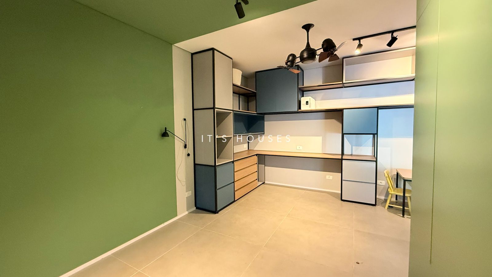 Sala de estar casa para alugar em Tambore 11, Alphaville, Santana de Parnaíba — 4 suítes, 505 m² — imagem 2 de 23
