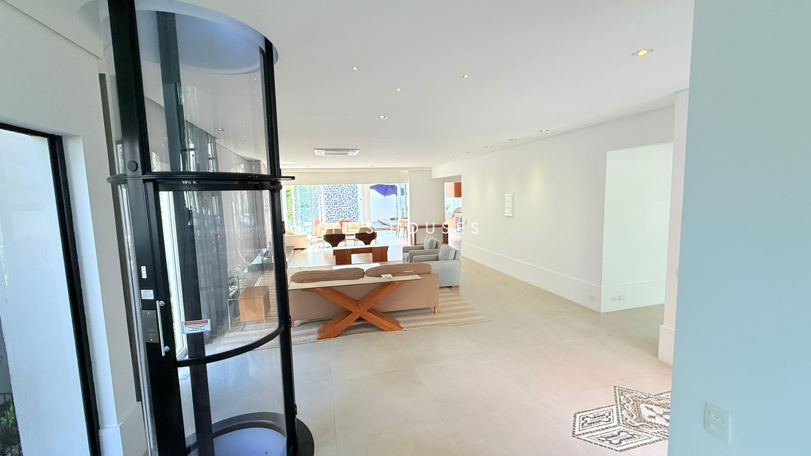 Cozinha e área gourmet casa para alugar em Tambore 11, Alphaville, Santana de Parnaíba — 4 suítes, 505 m² — imagem 3 de 23