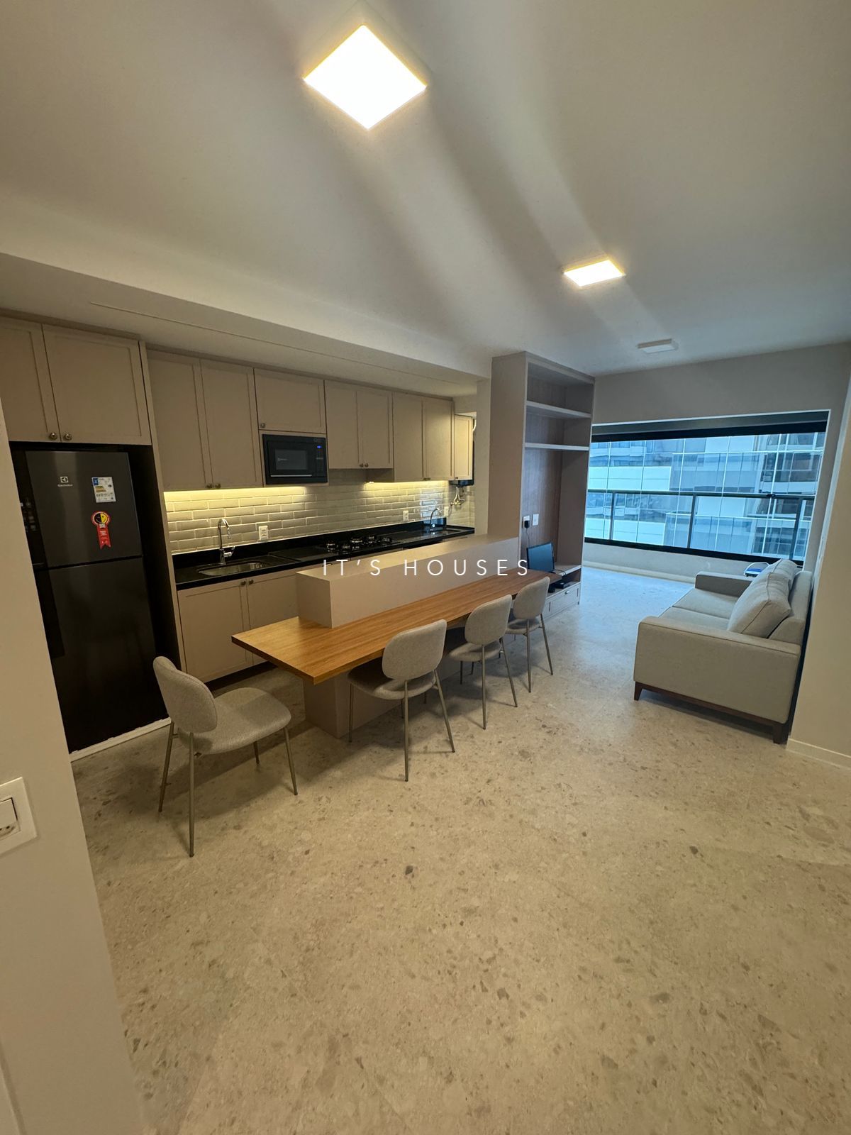 Sala de estar apartamento à venda em Oka Mamore, Alphaville, Barueri — 1 suíte, 75 m² — imagem 2 de 15