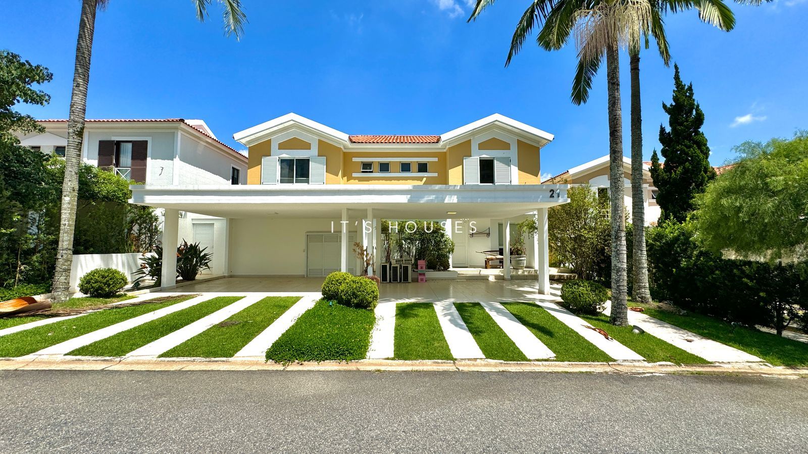 Fachada casa à venda em Tambore 5, Alphaville, Santana de Parnaíba — 4 suítes, 330 m² — imagem 1 de 22