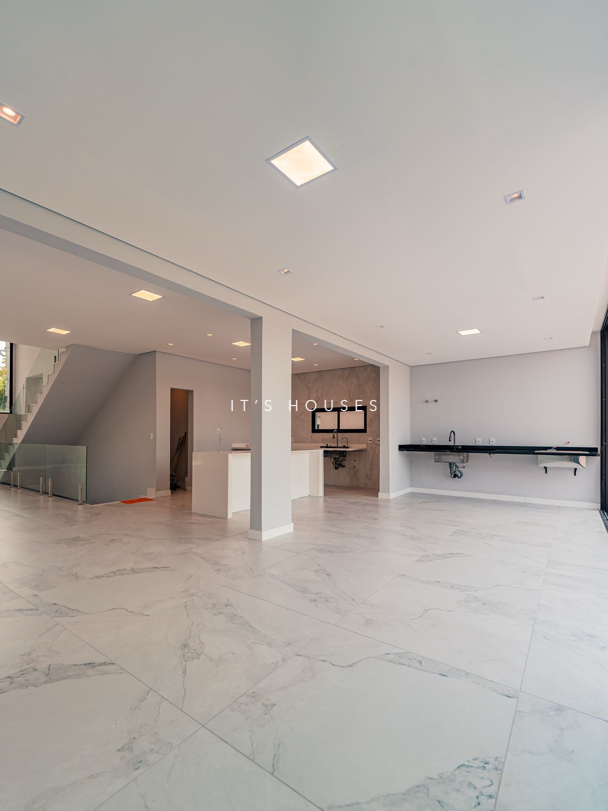Sala de estar casa à venda em New Ville, Alphaville, Santana de Parnaíba — 4 suítes, 585 m² — imagem 2 de 27