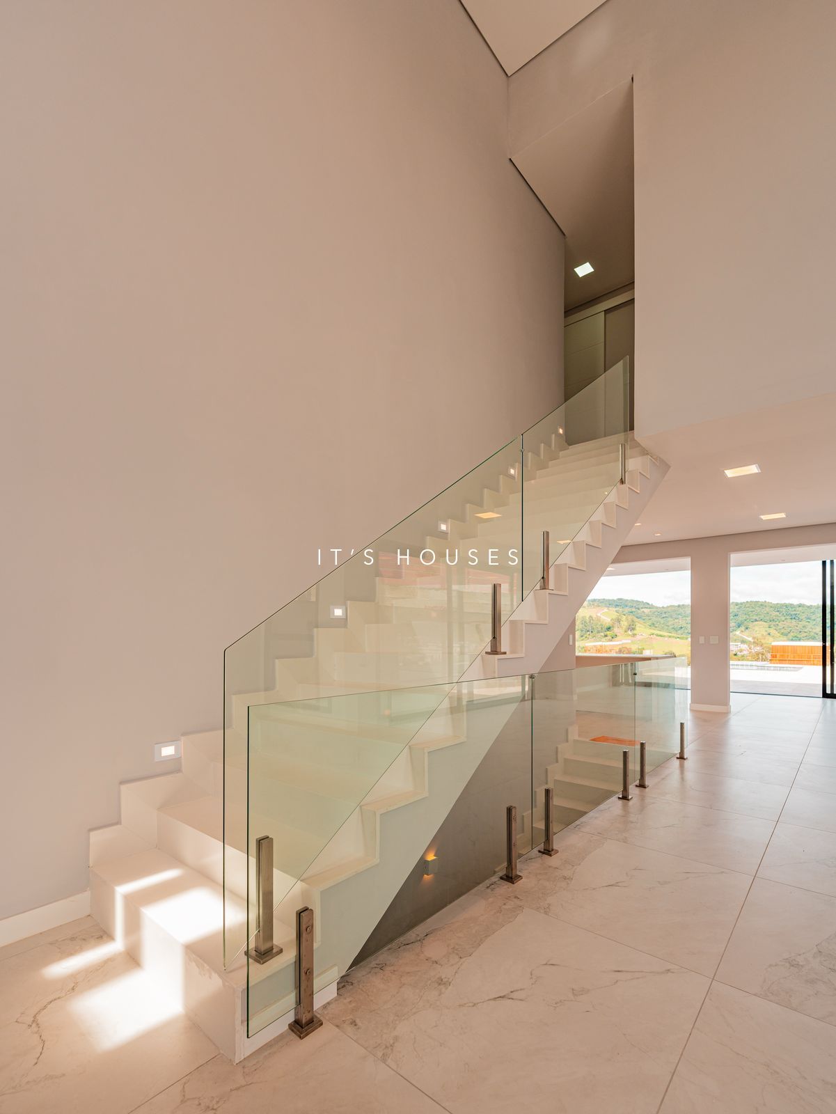 Área de convivência casa à venda em New Ville, Alphaville, Santana de Parnaíba — 4 suítes, 585 m² — imagem 6 de 27