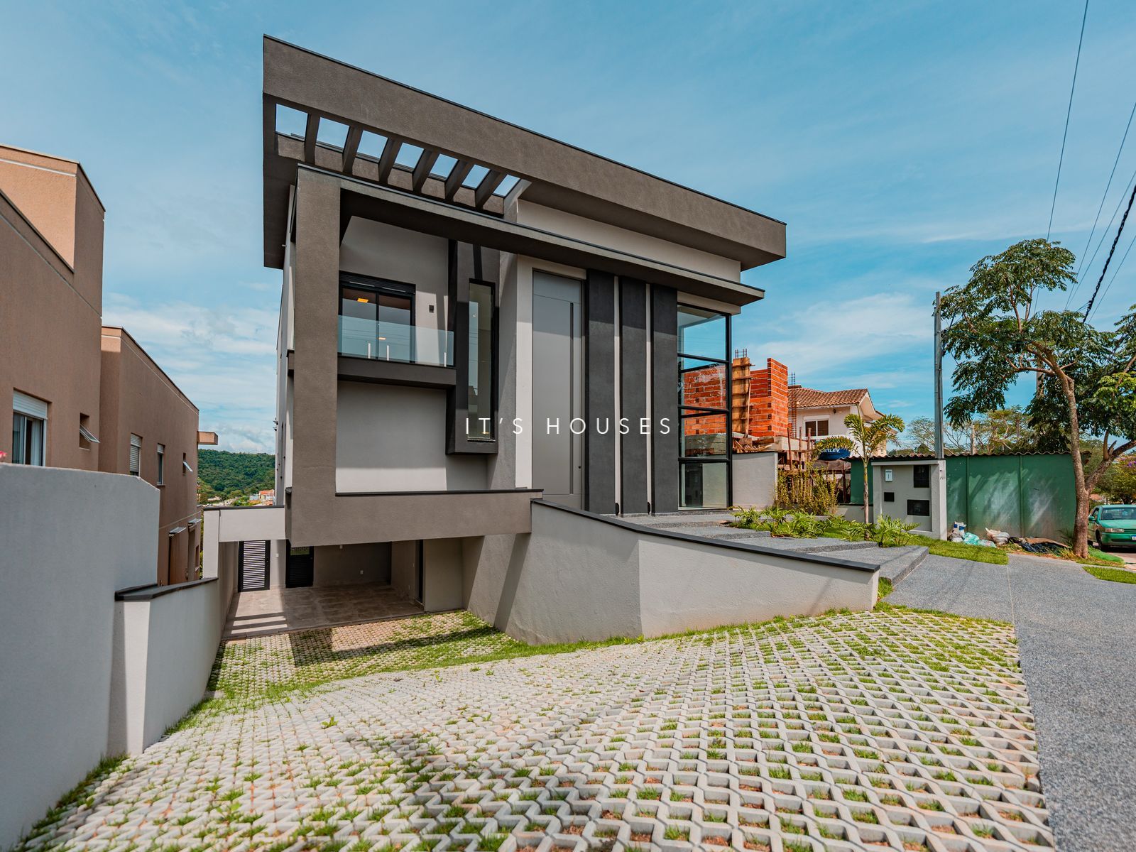 Fachada casa à venda em New Ville, Alphaville, Santana de Parnaíba — 4 suítes, 585 m² — imagem 1 de 27