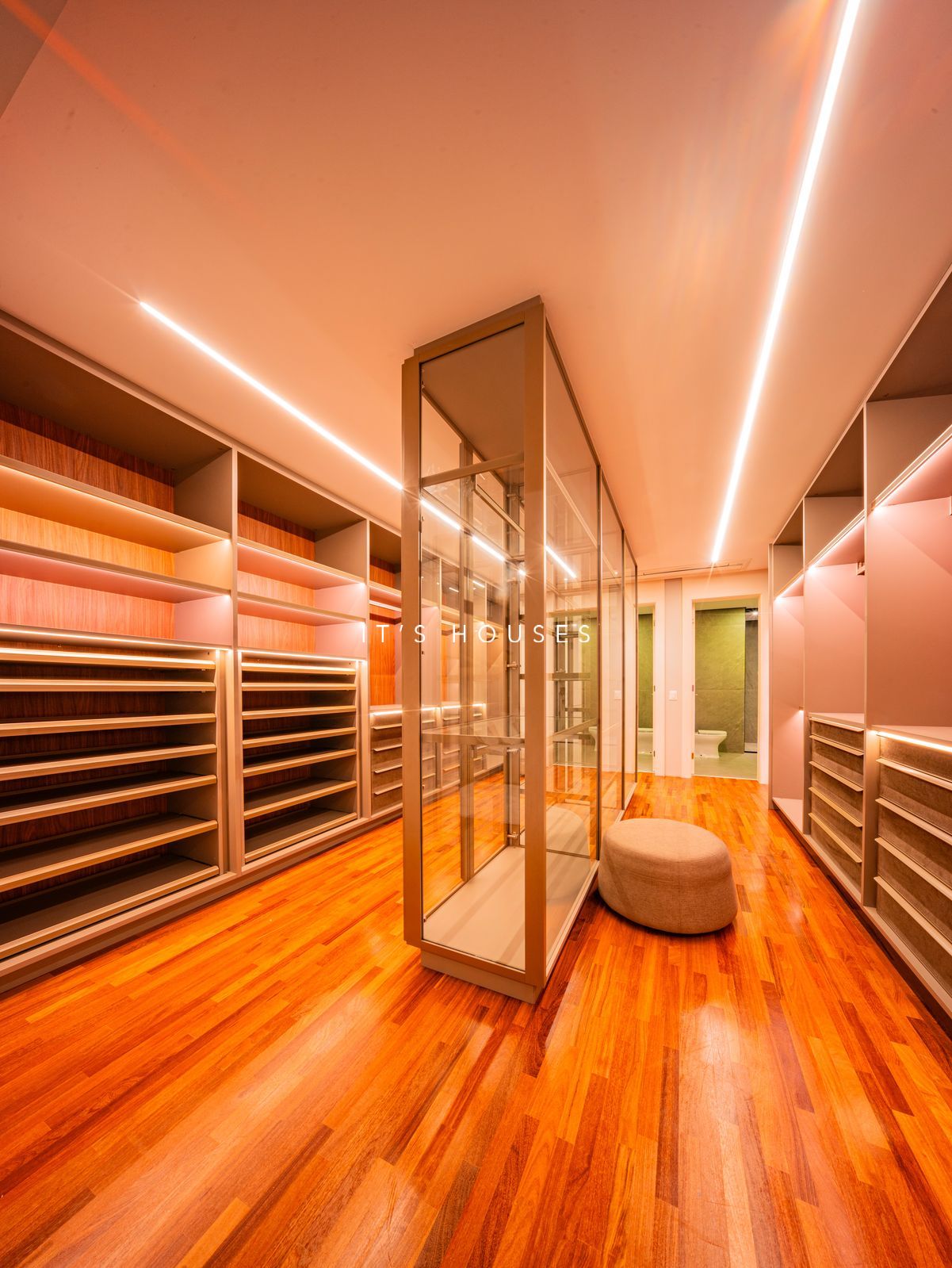 Área de convivência casa à venda em Tambore 2, Alphaville, Santana de Parnaíba — 5 suítes, 1100 m² — imagem 6 de 19