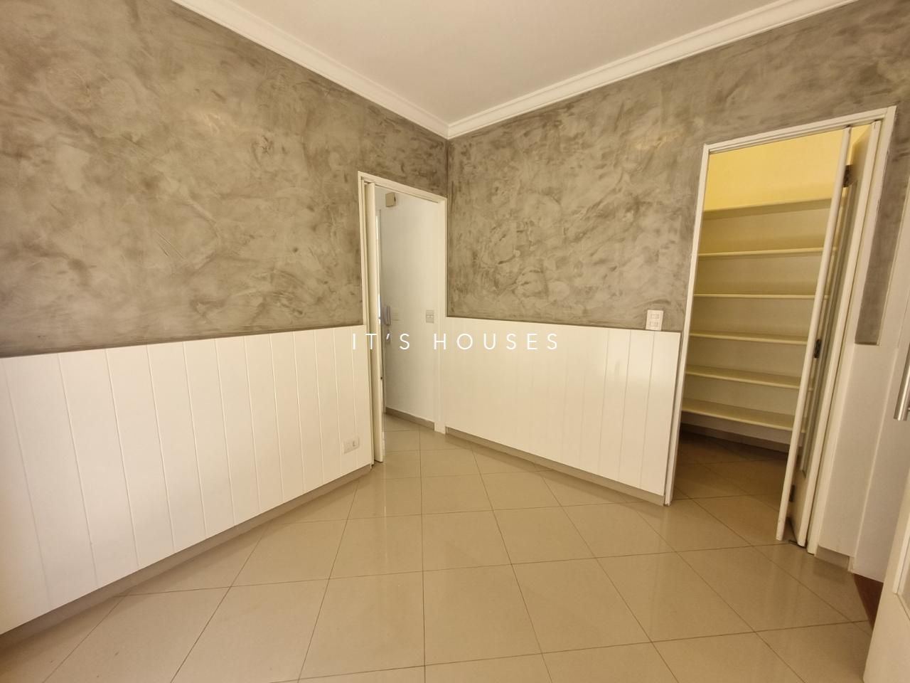 Sala de estar casa para alugar em Tambore 4, Alphaville, Santana de Parnaíba — 4 suítes, 380 m² — imagem 2 de 17