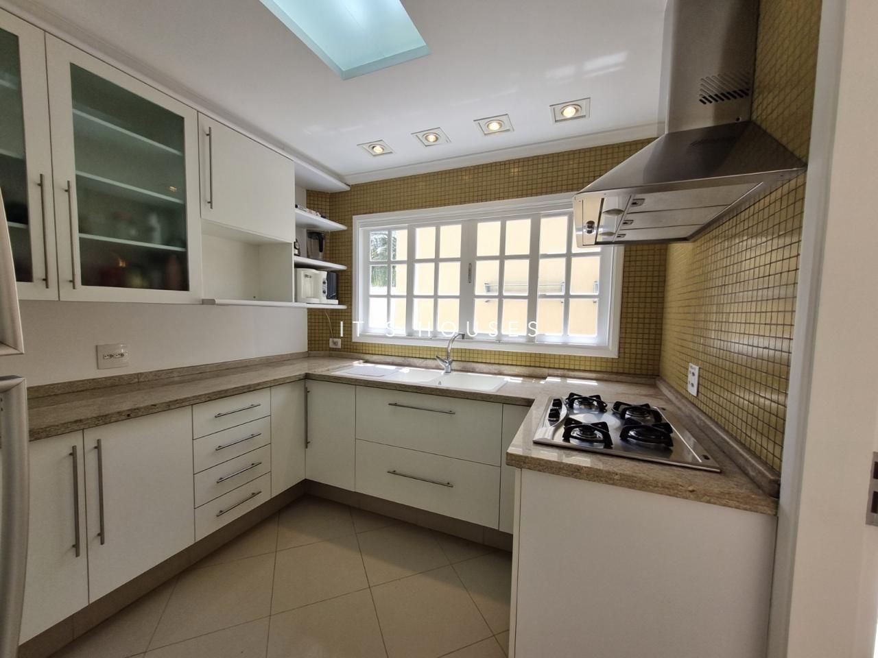 Área de convivência casa para alugar em Tambore 4, Alphaville, Santana de Parnaíba — 4 suítes, 380 m² — imagem 6 de 17
