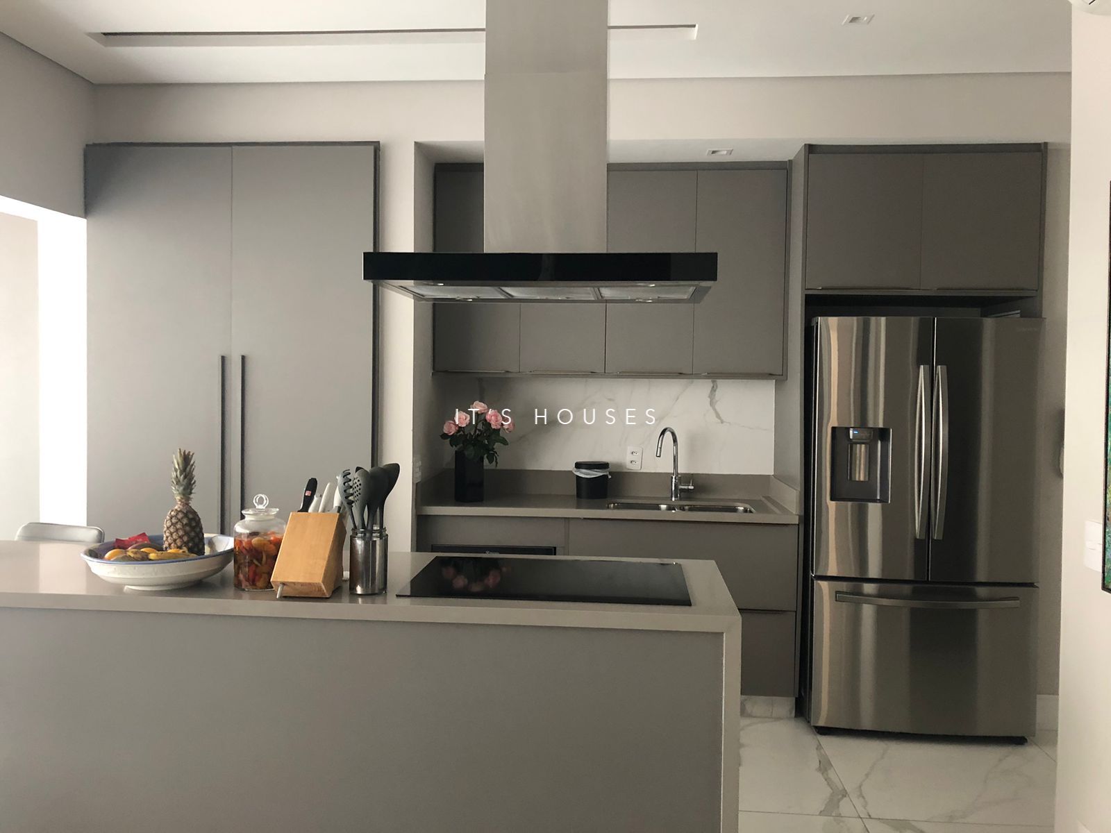 Sala de estar apartamento à venda em Trix Tambore Housing, Alphaville, Santana de Parnaíba — 1 suíte, 101 m² — imagem 2 de 9