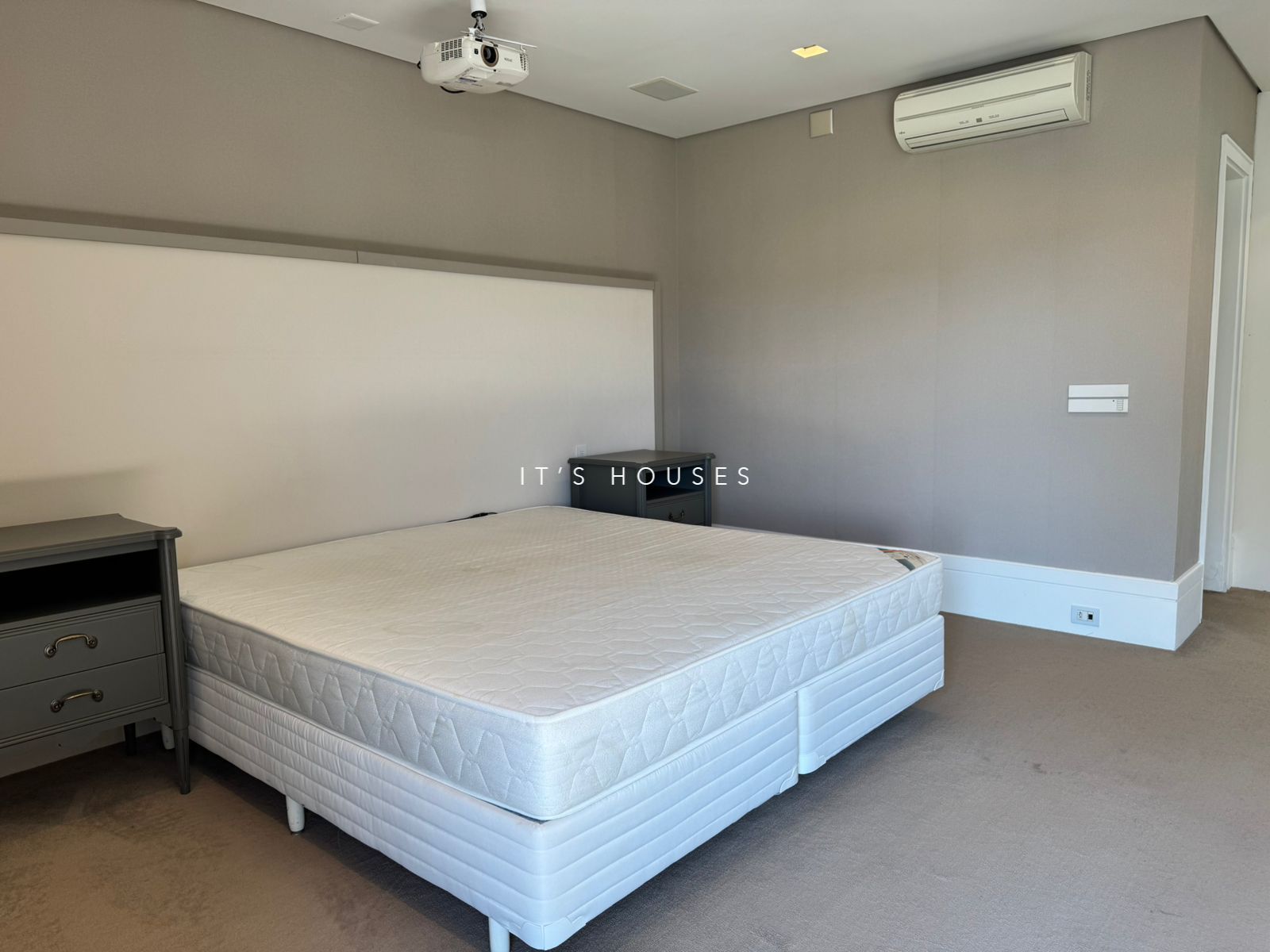 Sala de estar cobertura para alugar em Gramercy Park, Alphaville, Barueri — 4 suítes, 505 m² — imagem 2 de 37