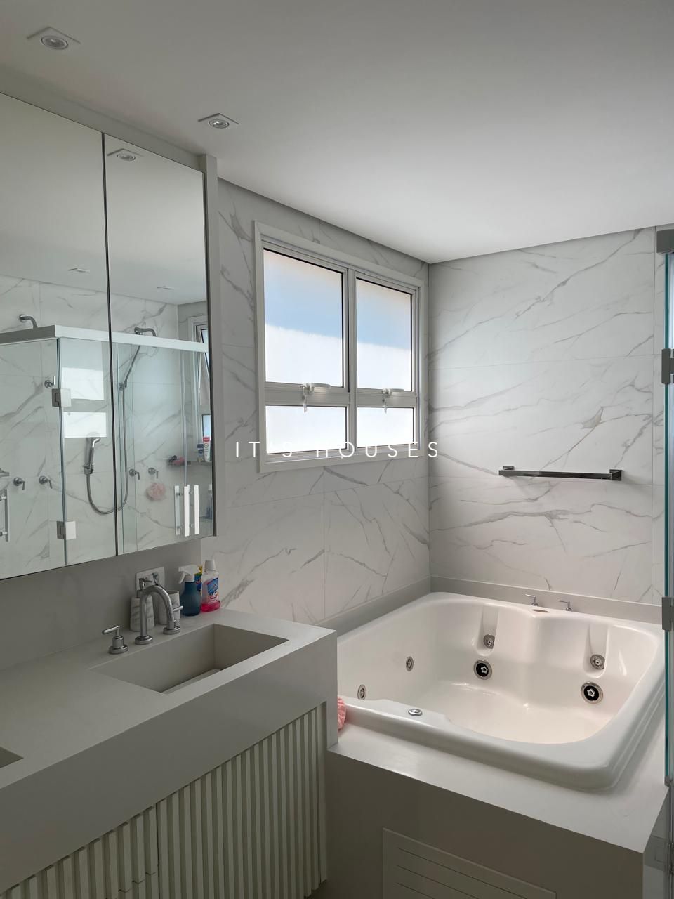 Sala de estar apartamento à venda em Boulevard Tambore, Alphaville, Santana de Parnaíba — 3 suítes, 224 m² — imagem 2 de 28