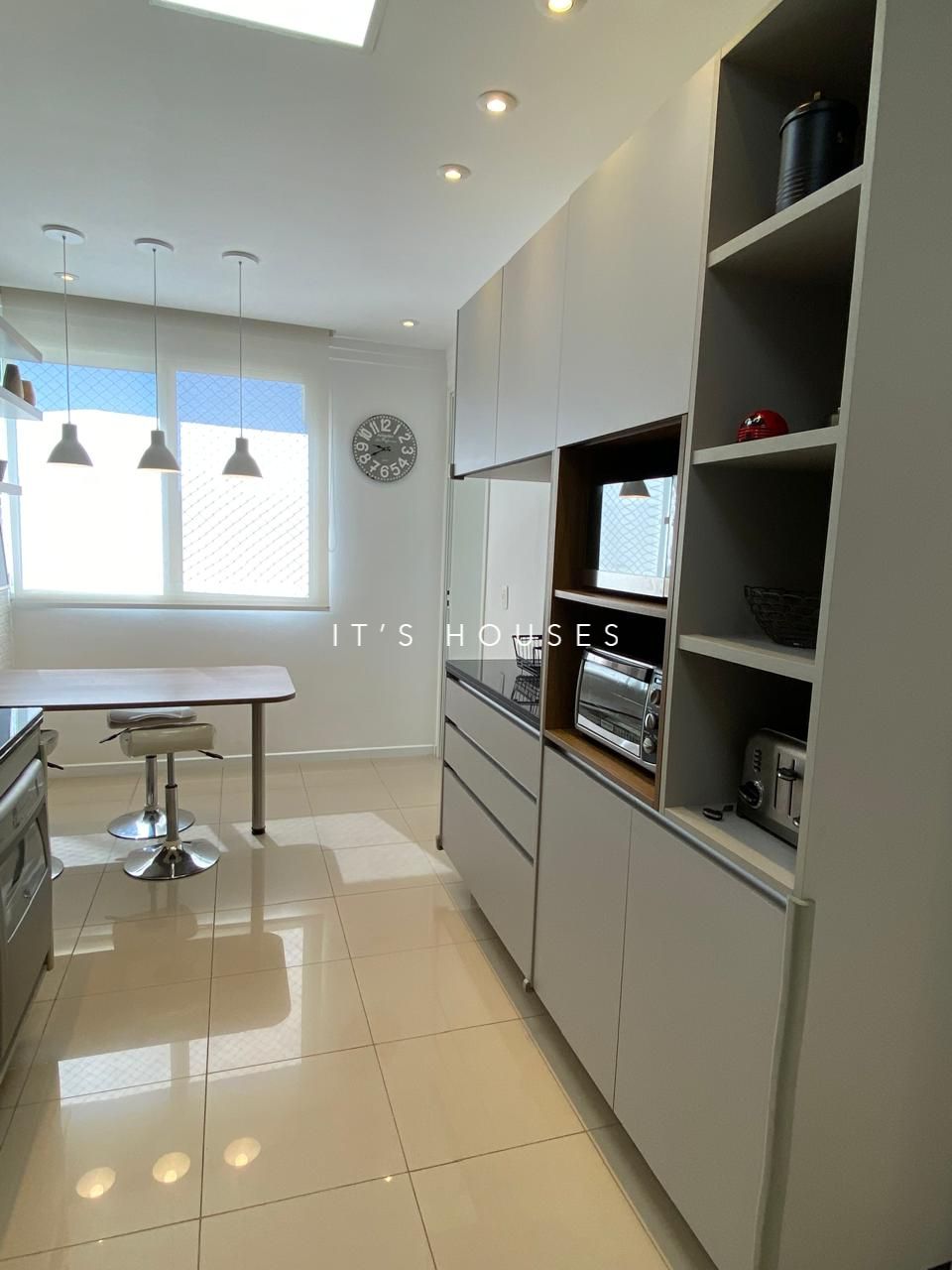 Sala de estar apartamento para alugar em Terracos Tambore, Alphaville, Santana de Parnaíba — 3 suítes, 201 m² — imagem 2 de 23