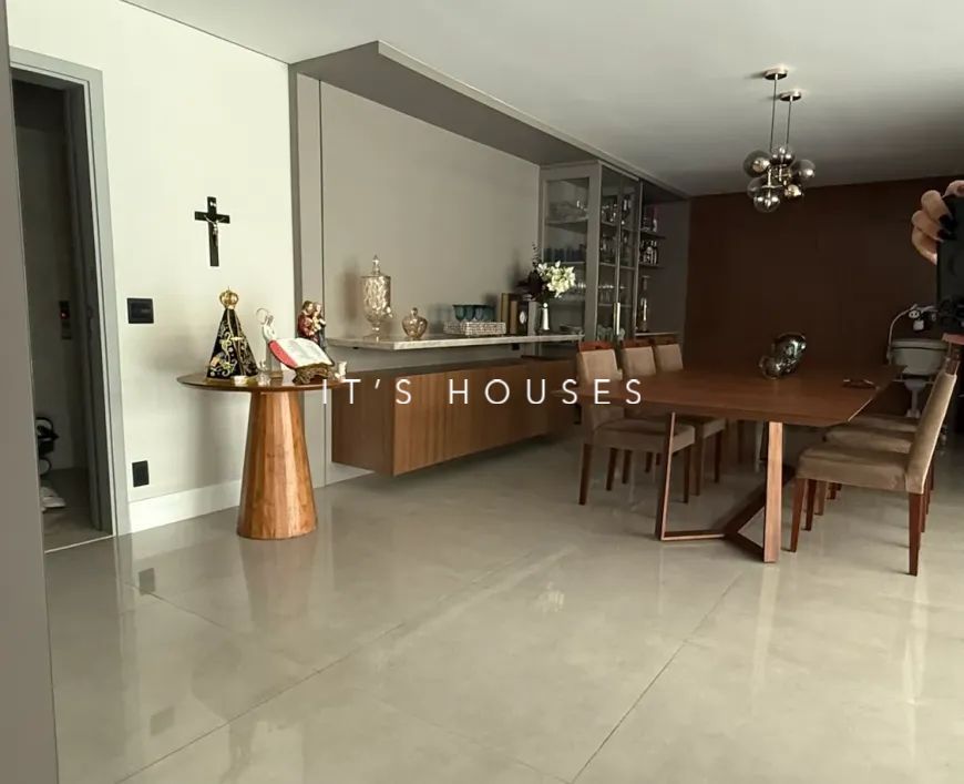 Suíte principal apartamento à venda em Boulevard Tambore, Alphaville, Santana de Parnaíba — 3 suítes, 238 m² — imagem 4 de 33