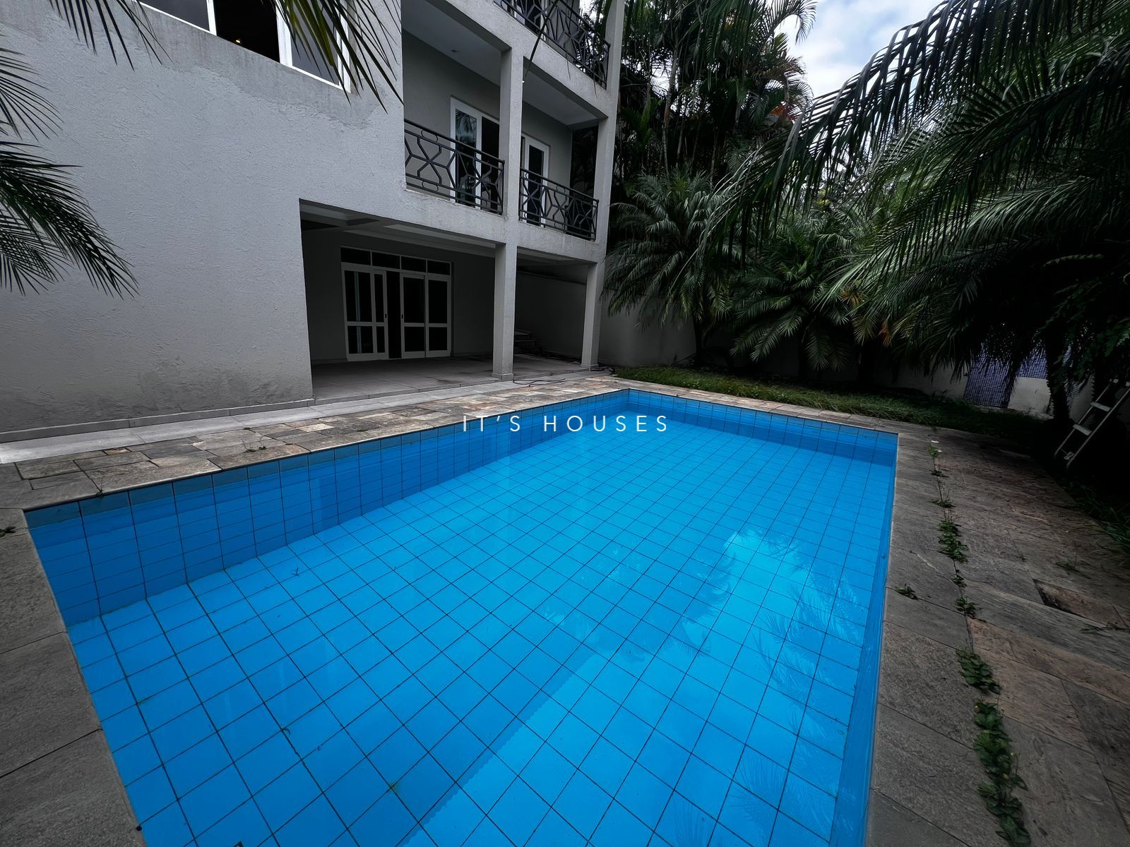 Fachada casa à venda ou para alugar em 18 do Forte, Alphaville, Santana de Parnaíba — 4 suítes, 510 m² — imagem 1 de 30