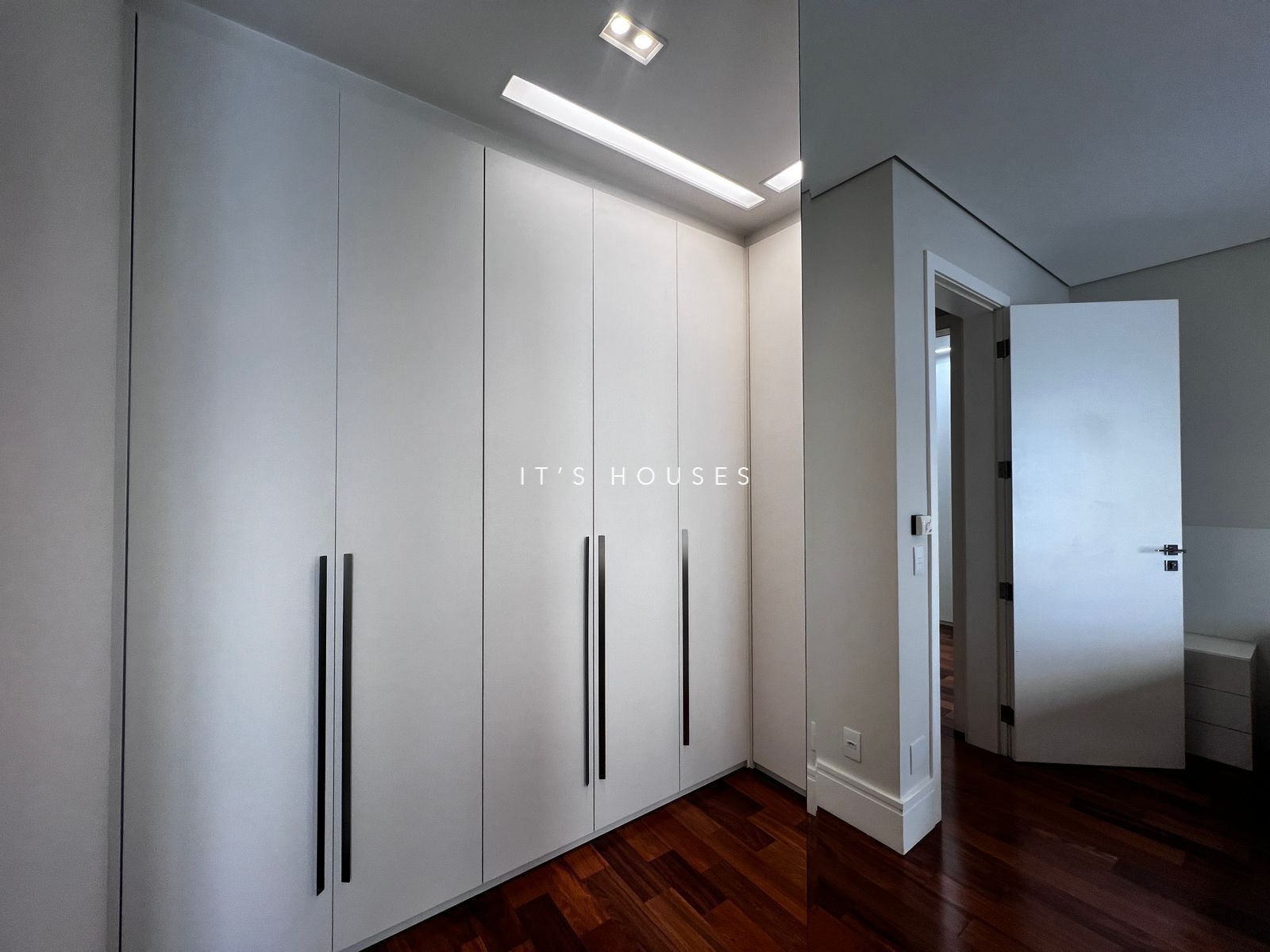 Cozinha e área gourmet casa à venda em Villa Solaia , Alphaville, Barueri — 4 suítes, 608 m² — imagem 3 de 44