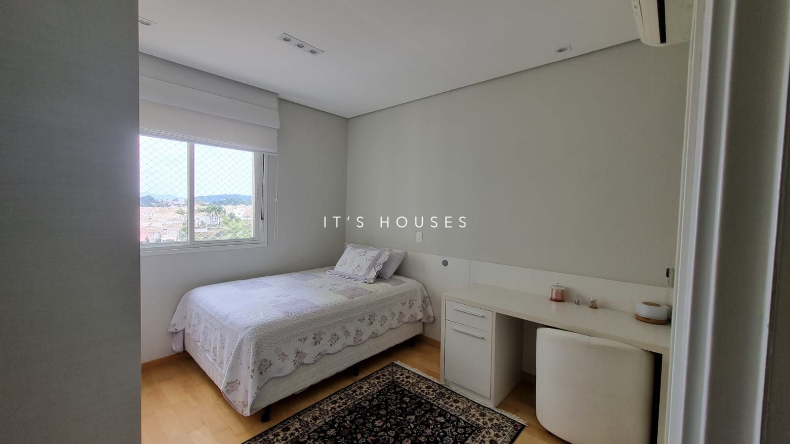Suíte principal apartamento à venda ou para alugar em Terracos Tambore, Alphaville, Santana de Parnaíba — 3 suítes, 201 m² — imagem 4 de 13