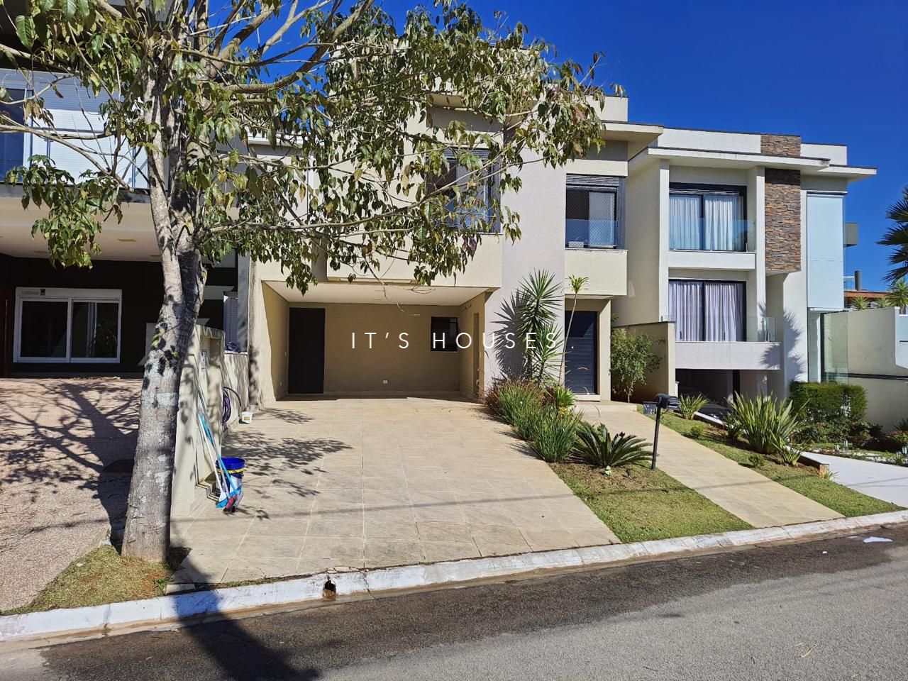 Fachada casa à venda em New Ville, Alphaville, Santana de Parnaíba — 2 suítes, 270 m² — imagem 1 de 34