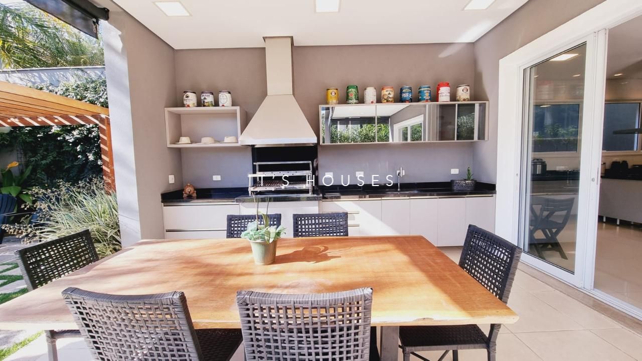 Cozinha e área gourmet casa à venda em Itahye Residencial, Alphaville, Barueri — 4 suítes, 500 m² — imagem 3 de 13