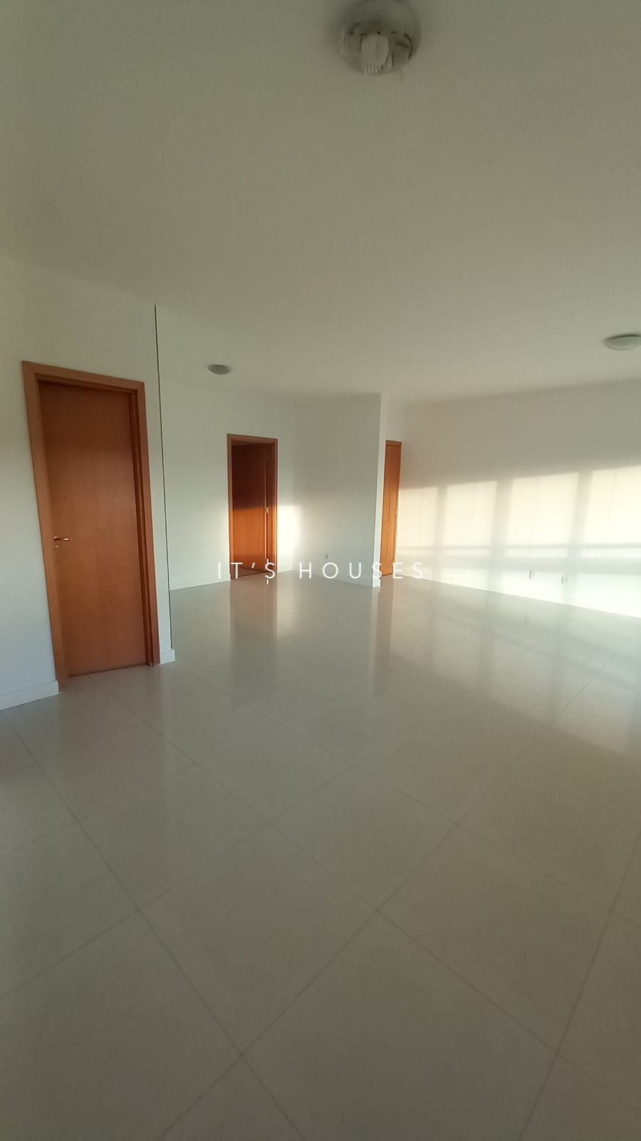 Sala de estar apartamento à venda em Resort Tambore, Alphaville, Santana de Parnaíba — 1 suíte, 133 m² — imagem 2 de 28
