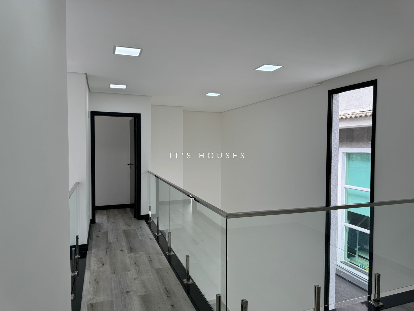 Sala de estar casa à venda em New Ville, Alphaville, Santana de Parnaíba — 3 suítes, 276 m² — imagem 2 de 18