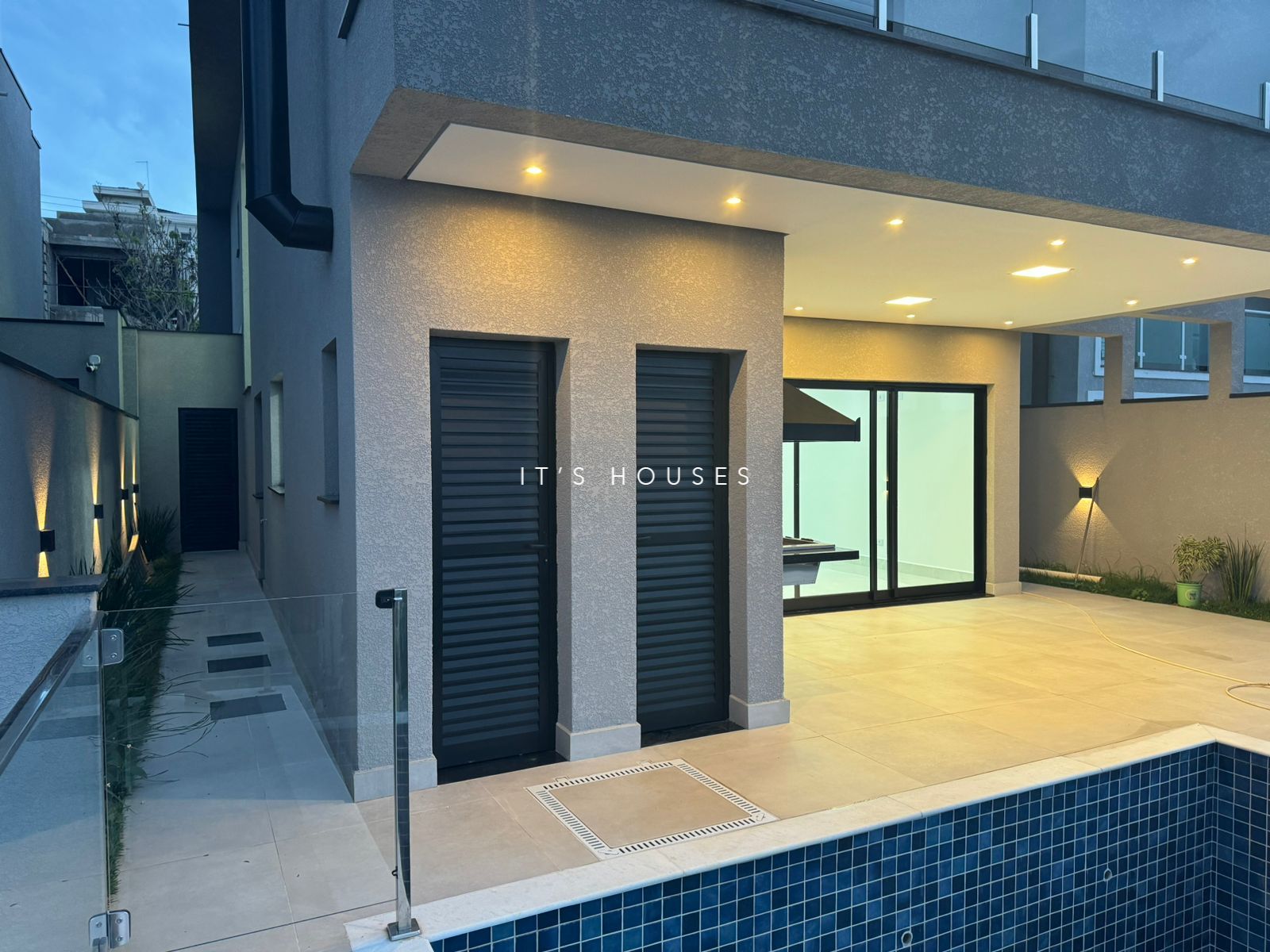 Fachada casa à venda em New Ville, Alphaville, Santana de Parnaíba — 3 suítes, 276 m² — imagem 1 de 18