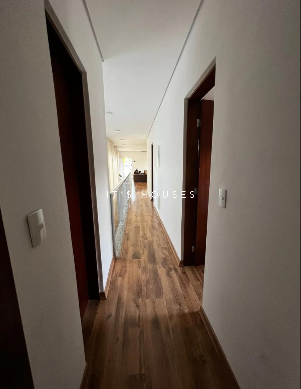 Sala de estar casa à venda em New Ville, Alphaville, Santana de Parnaíba — 4 suítes, 378 m² — imagem 2 de 9