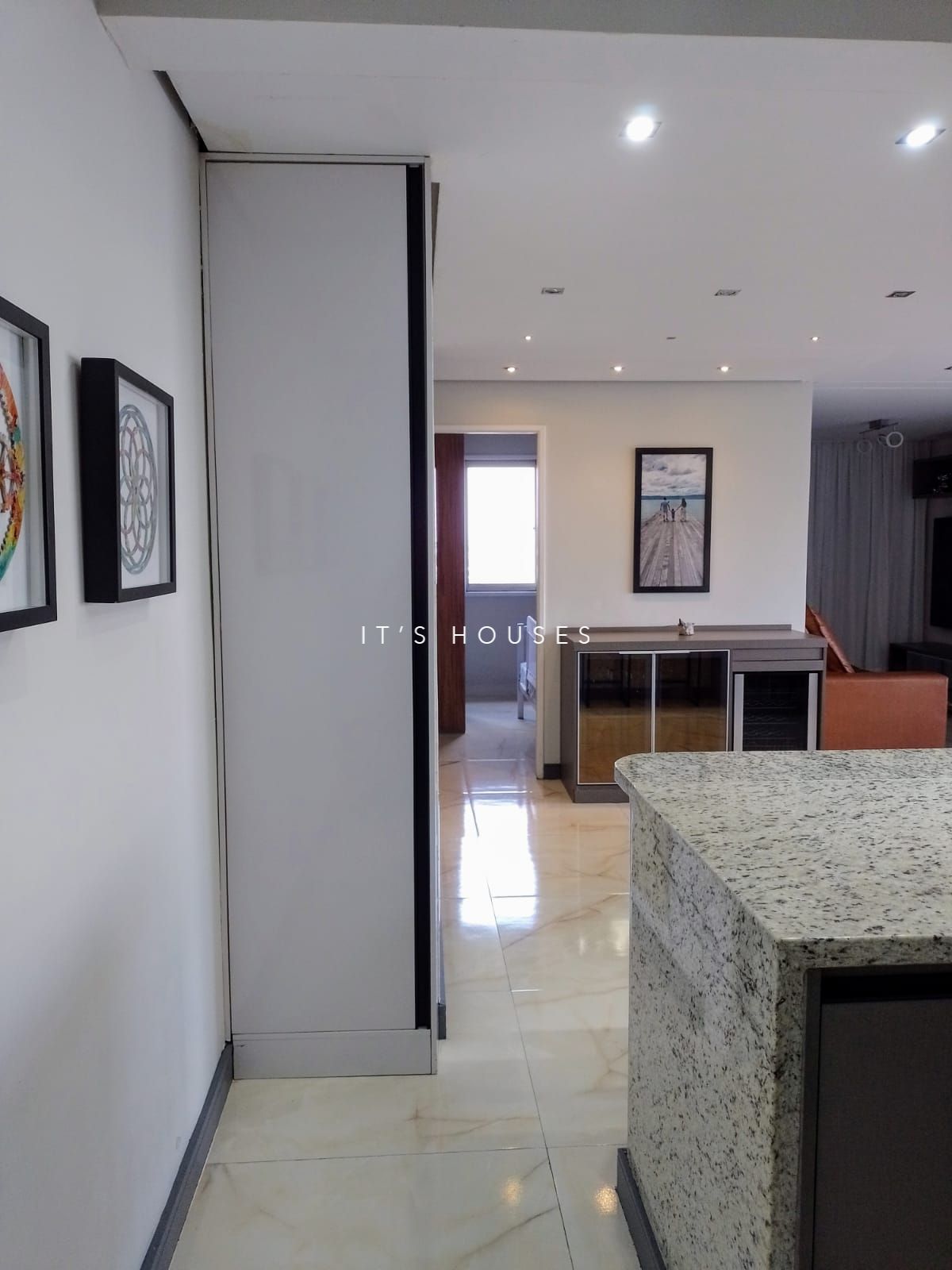 Sala de estar apartamento à venda em Condominio Pacific Towers, Alphaville, Barueri — 1 suíte, 74 m² — imagem 2 de 23