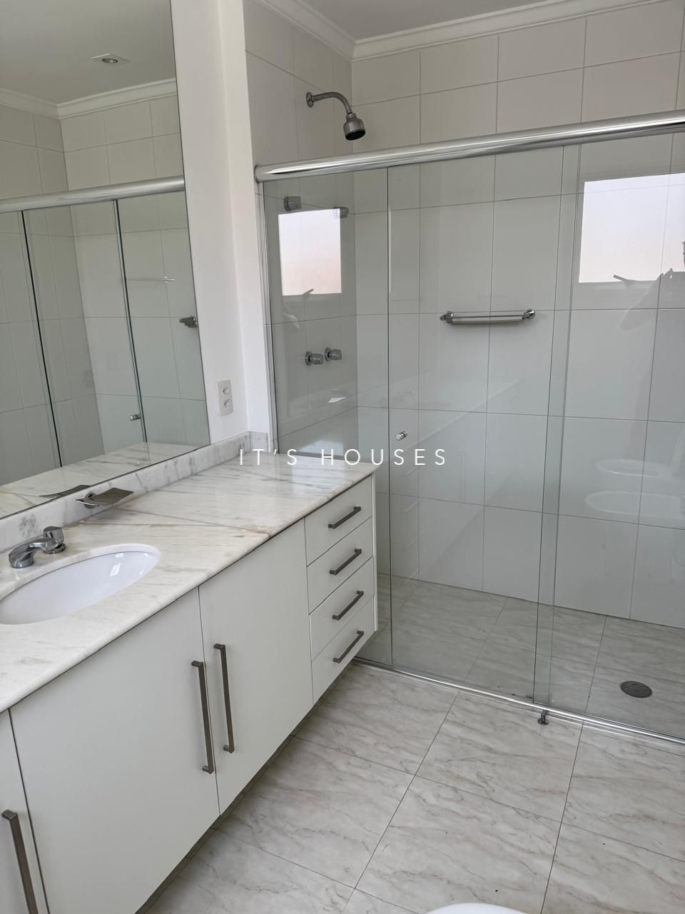 Suíte principal casa para alugar em Tambore 4, Alphaville, Santana de Parnaíba — 4 suítes, 400 m² — imagem 4 de 30