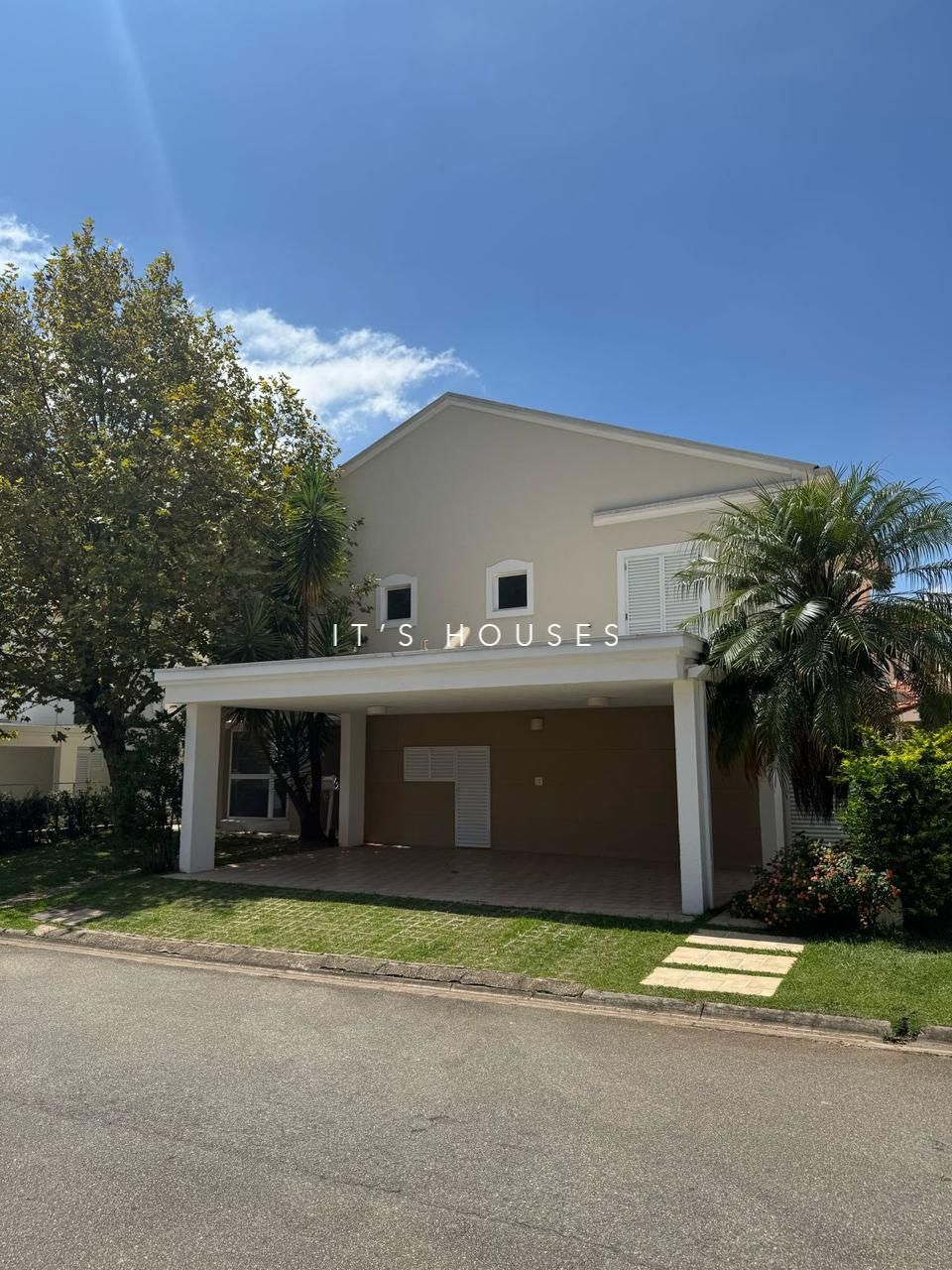 Fachada casa para alugar em Tambore 4, Alphaville, Santana de Parnaíba — 4 suítes, 400 m² — imagem 1 de 30
