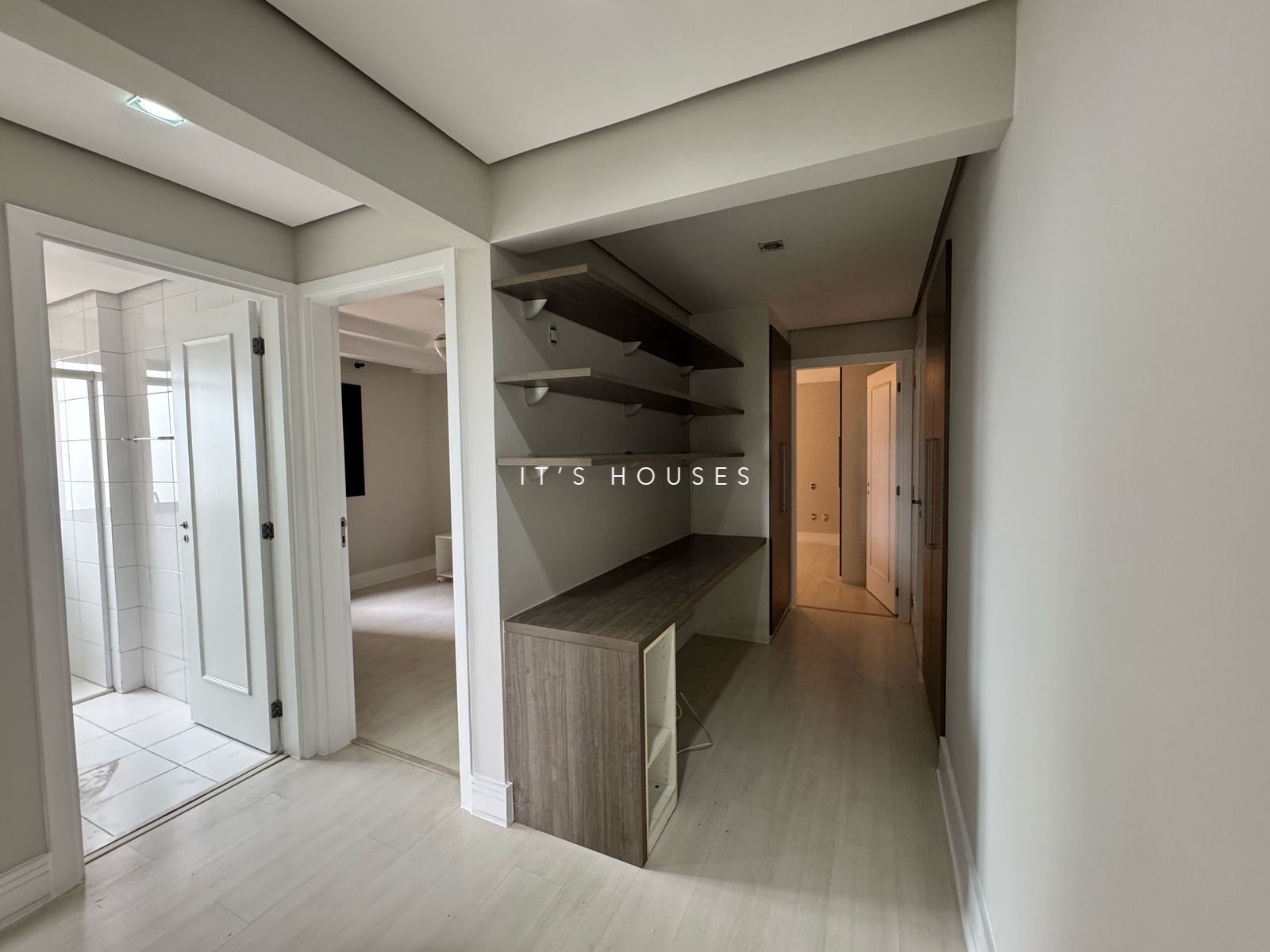 Sala de estar apartamento à venda ou para alugar em Condominio Edificio Saint Paul, Alphaville, Barueri — 2 suítes, 177 m² — imagem 2 de 23