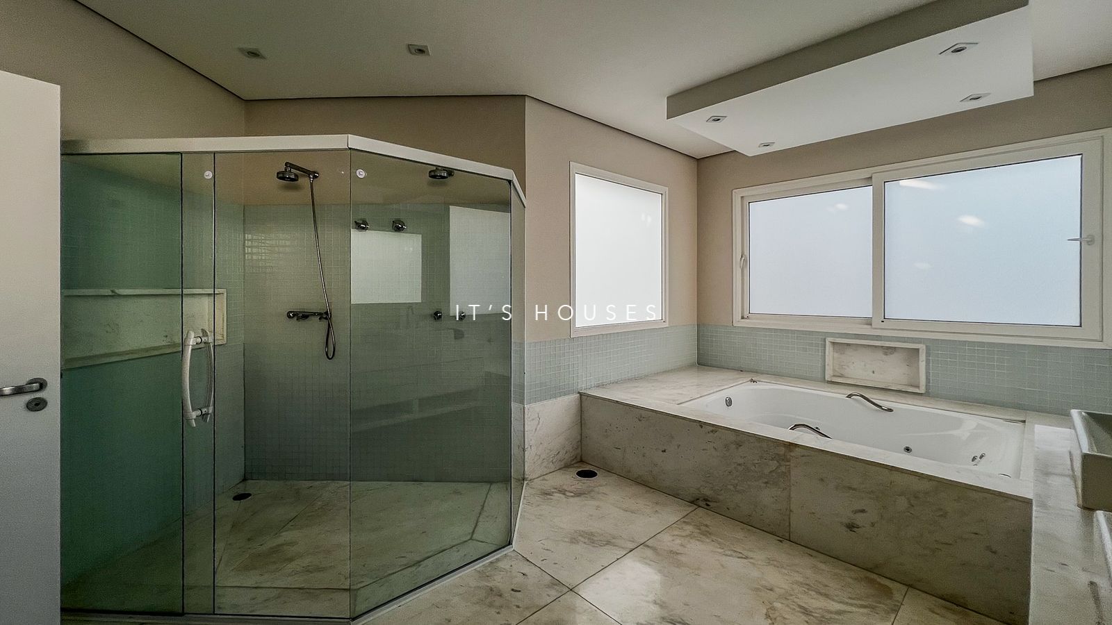 Suíte principal casa à venda ou para alugar em Residencial Tambore 10 , Alphaville, Santana de Parnaíba — 4 suítes, 525 m² — imagem 4 de 30