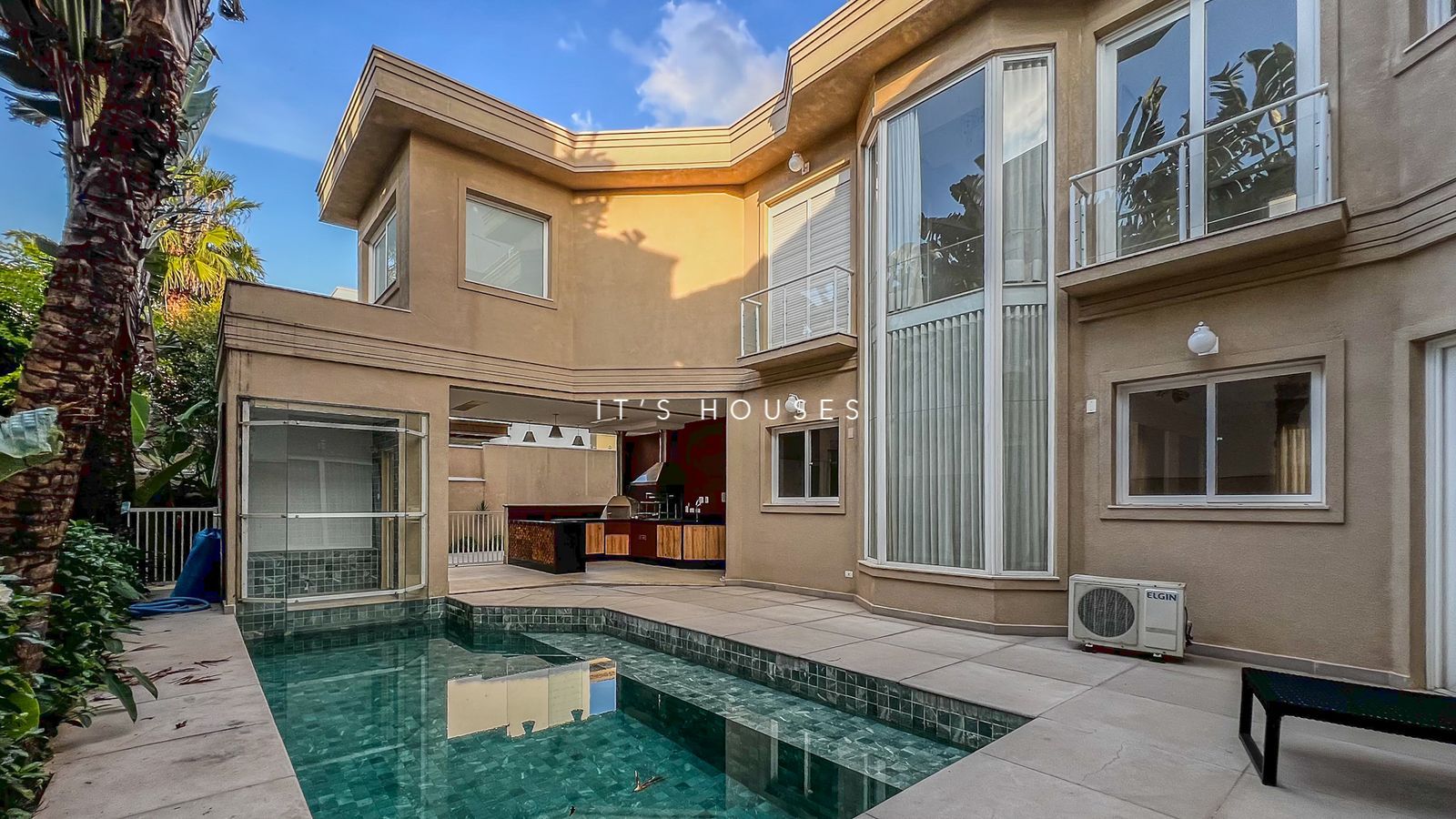 Fachada casa à venda ou para alugar em Residencial Tambore 10 , Alphaville, Santana de Parnaíba — 4 suítes, 525 m² — imagem 1 de 30