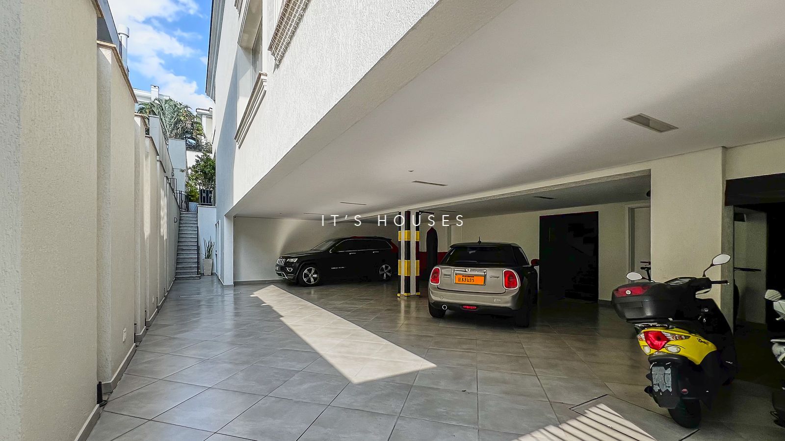 Sala de estar casa à venda em 18 do Forte, Alphaville, Santana de Parnaíba — 4 suítes, 600 m² — imagem 2 de 28