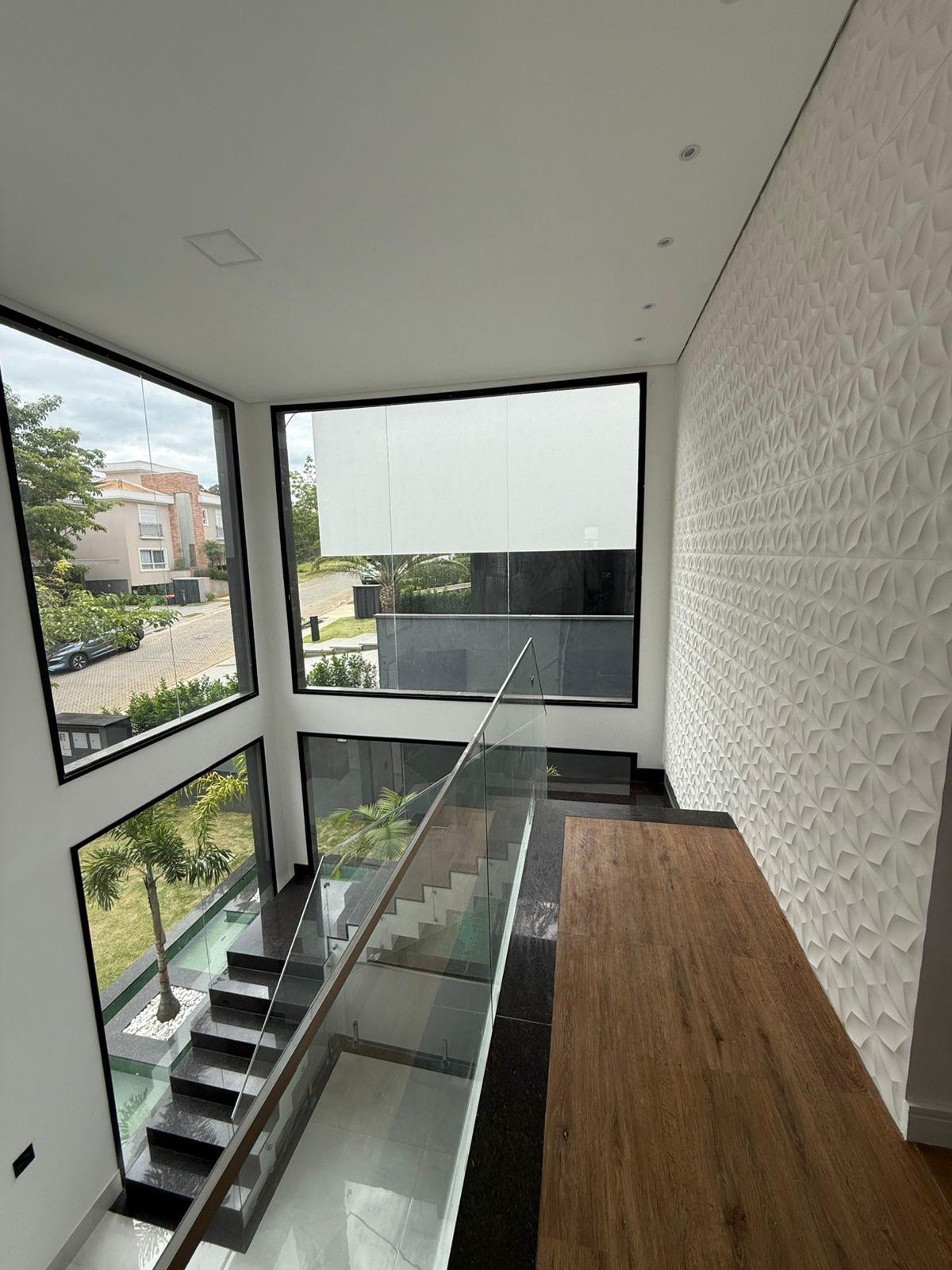 Sala de estar casa à venda em Tambore 11, Alphaville, Santana de Parnaíba — 4 suítes, 555 m² — imagem 2 de 12