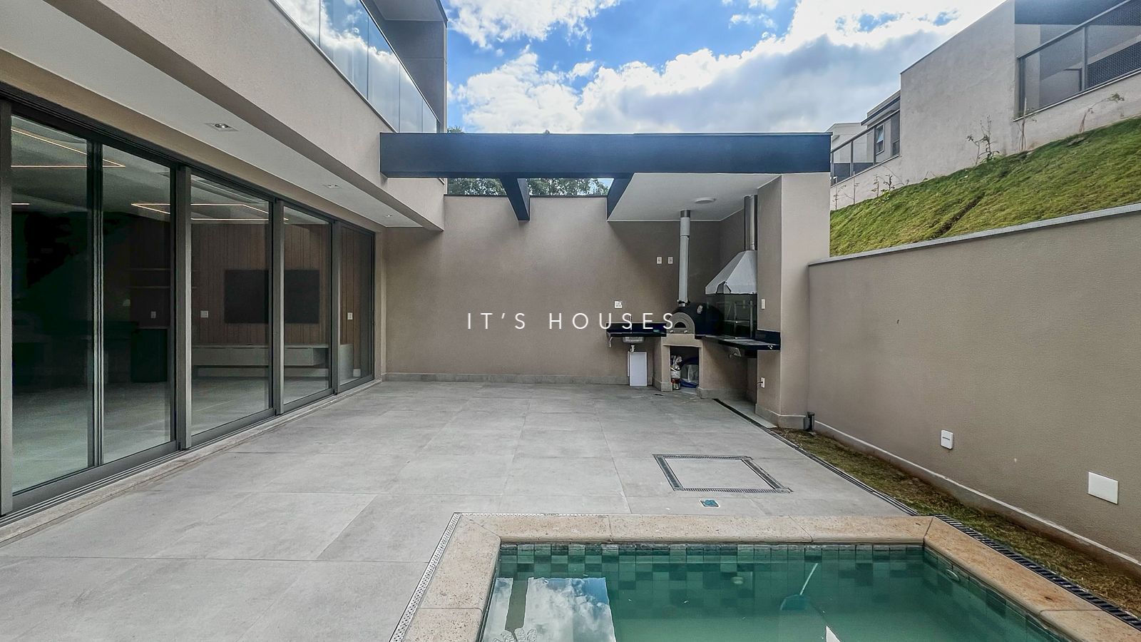 Piscina e área externa casa à venda em Condominio Singular, Alphaville, Santana de Parnaíba — 3 suítes, 230 m² — imagem 5 de 18