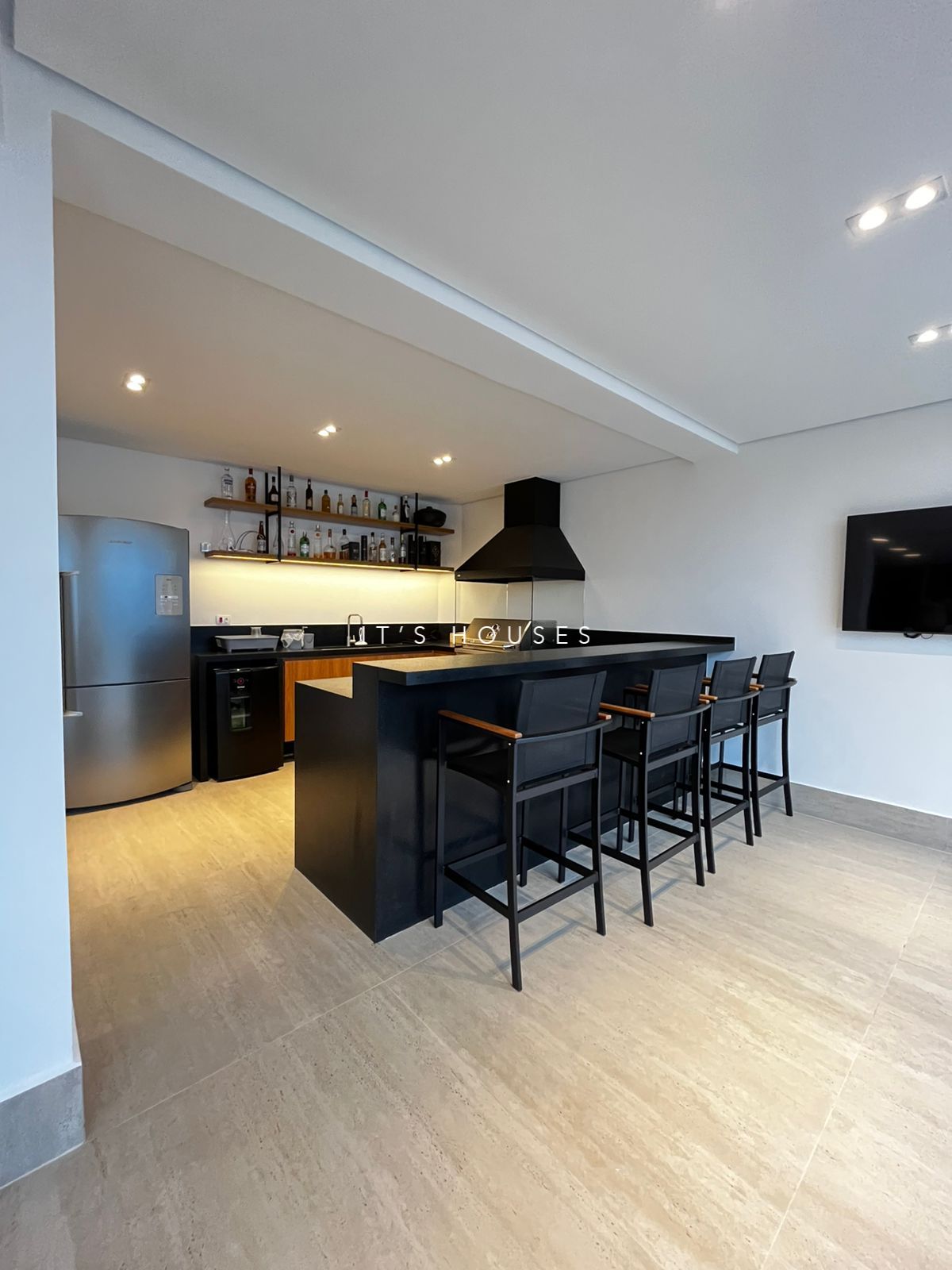 Sala de estar casa para alugar em Residencial Tambore 10 , Alphaville, Santana de Parnaíba — 4 suítes, 553 m² — imagem 2 de 24