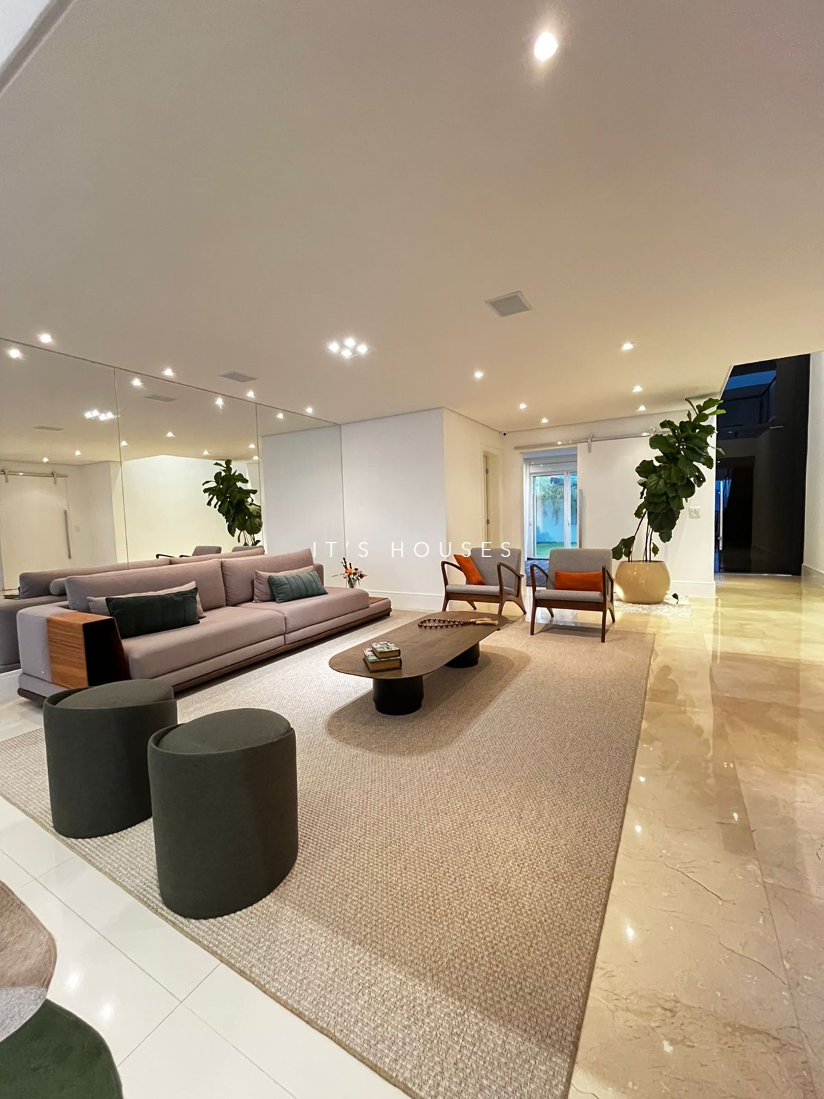 Cozinha e área gourmet casa para alugar em Residencial Tambore 10 , Alphaville, Santana de Parnaíba — 4 suítes, 553 m² — imagem 3 de 24