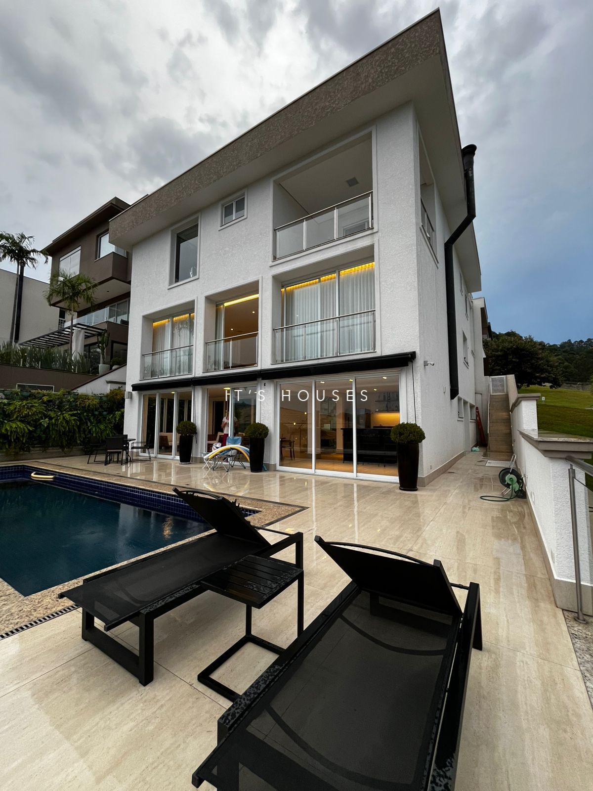Fachada casa para alugar em Residencial Tambore 10 , Alphaville, Santana de Parnaíba — 4 suítes, 553 m² — imagem 1 de 24