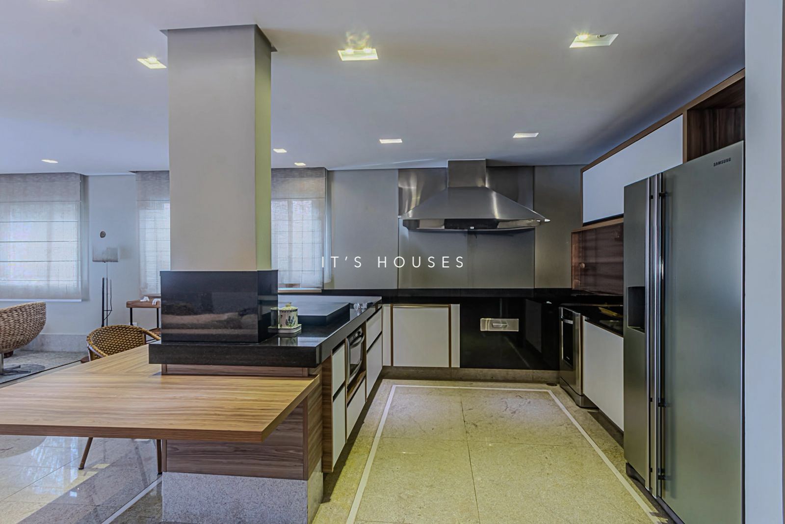 Cozinha e área gourmet casa à venda em Tambore 2, Alphaville, Santana de Parnaíba — 4 suítes, 1056 m² — imagem 3 de 29