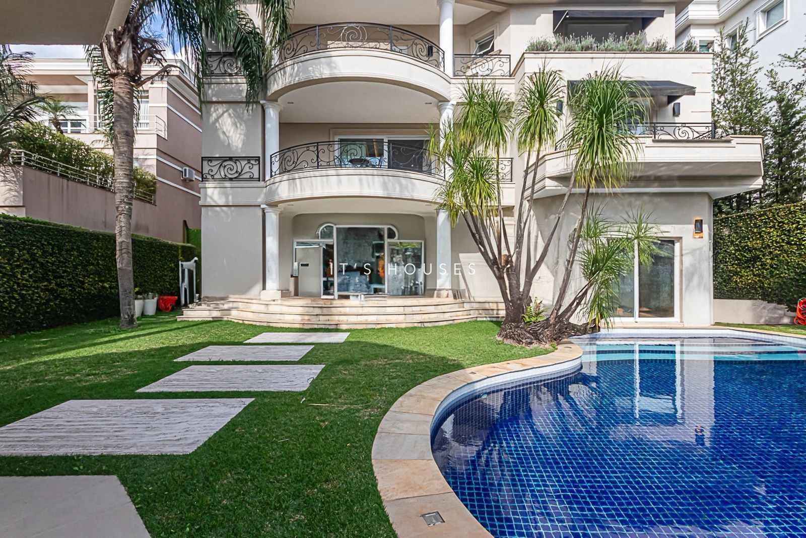 Sala de estar casa à venda em Tambore 2, Alphaville, Santana de Parnaíba — 4 suítes, 1056 m² — imagem 2 de 29