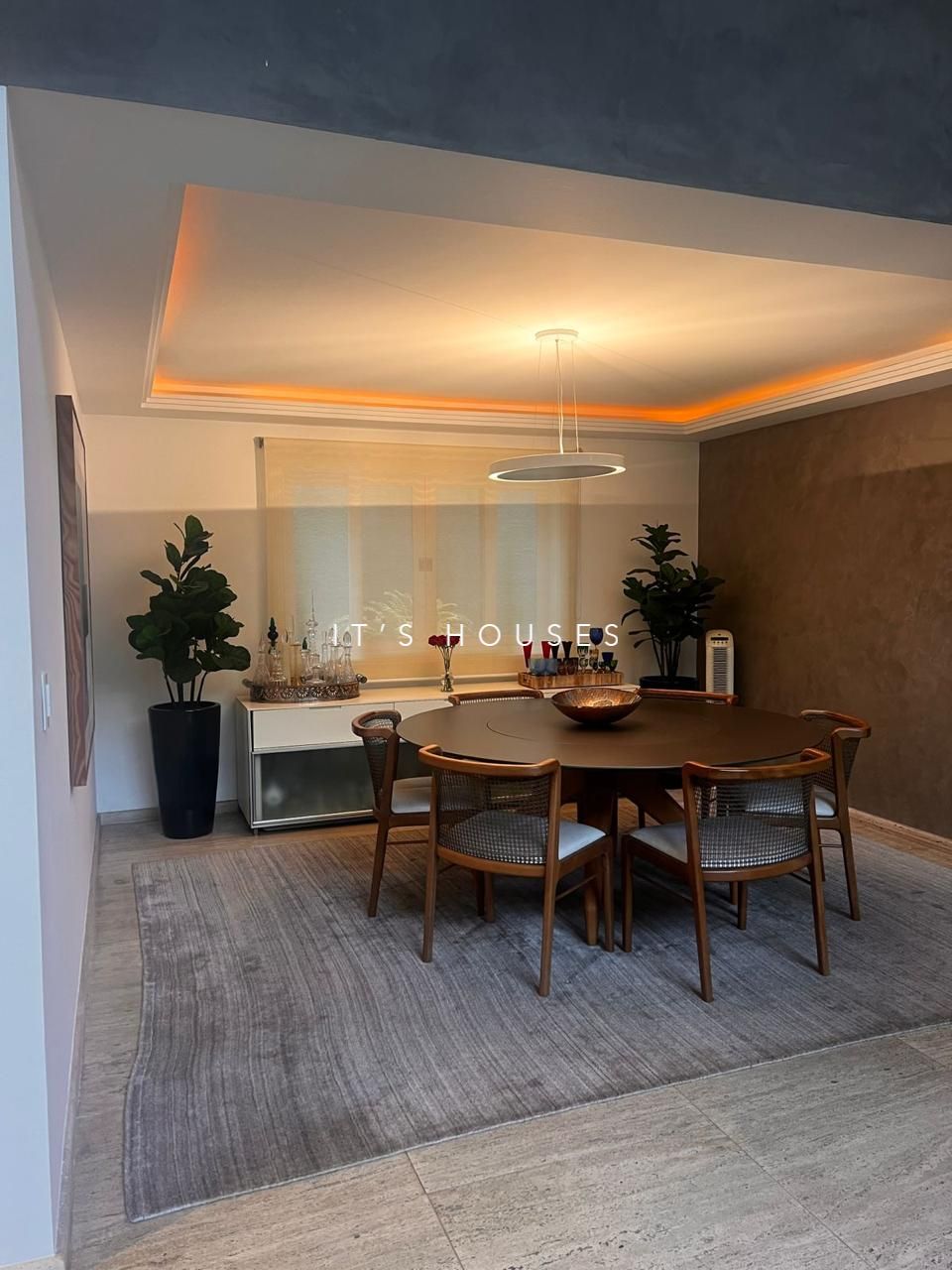 Sala de estar casa para alugar em Alphaville Residencial 10, Alphaville, Santana de Parnaíba — 4 suítes, 1000 m² — imagem 2 de 8