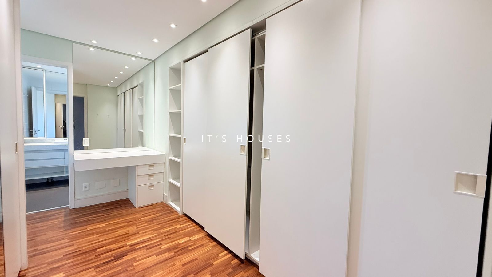 Suíte principal apartamento à venda em Eredita, Alphaville, Santana de Parnaíba — 3 suítes, 202 m² — imagem 4 de 18