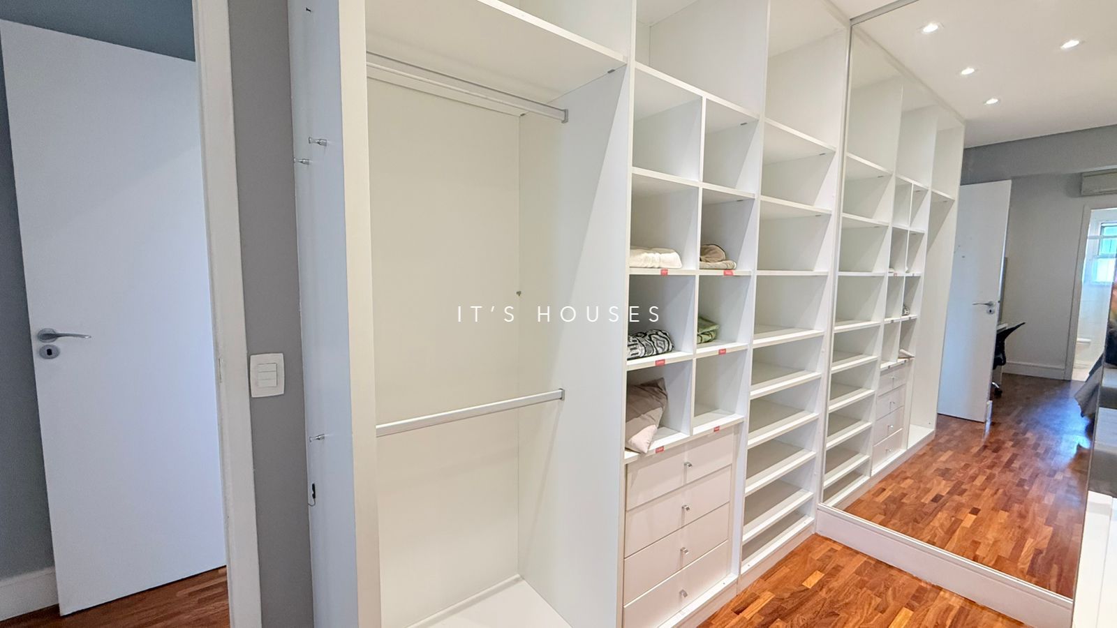 Sala de estar apartamento à venda em Eredita, Alphaville, Santana de Parnaíba — 3 suítes, 202 m² — imagem 2 de 18